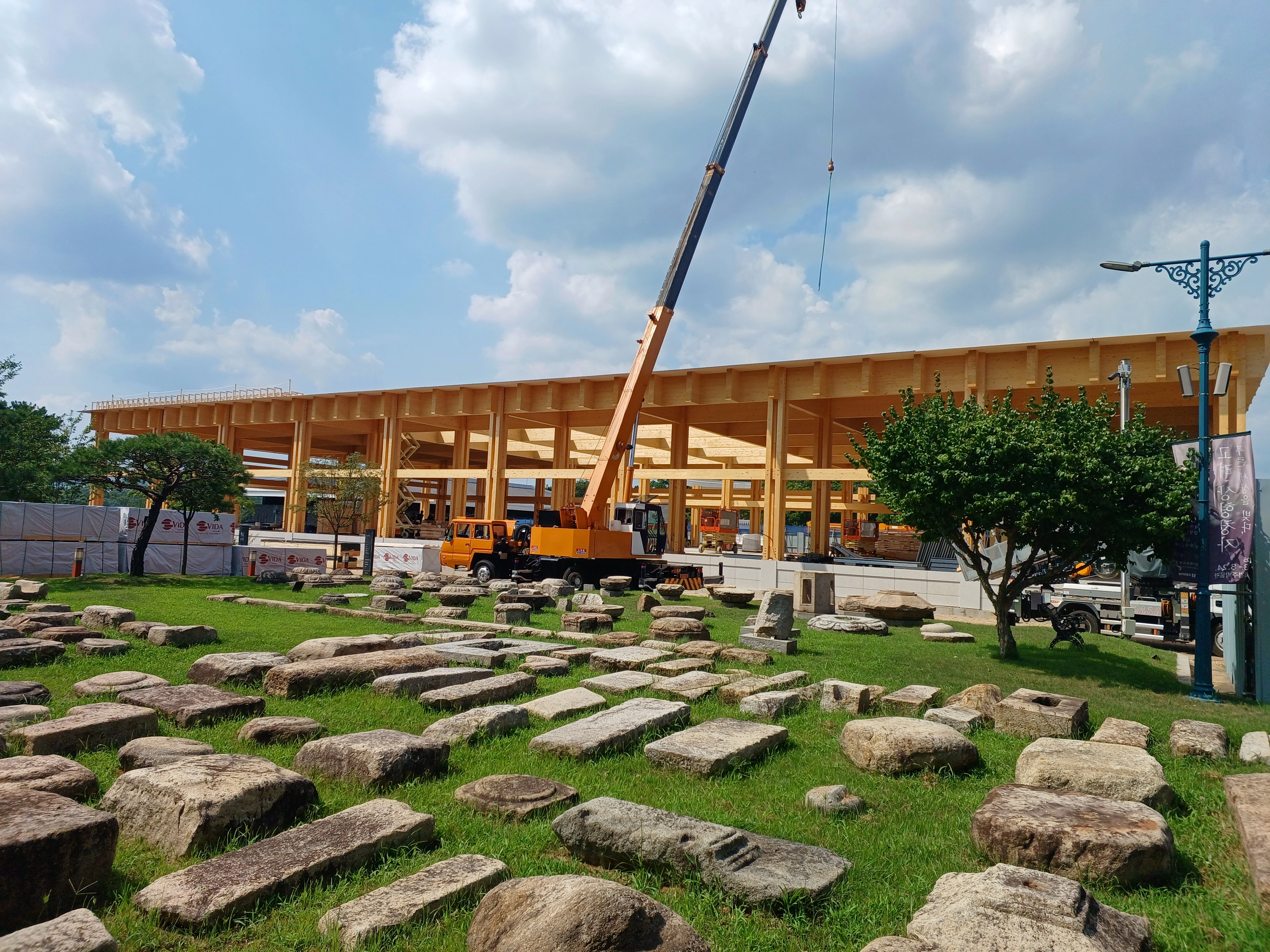 21일 국립경주박물관 앞마당에서 APEC 정상회의 만찬장 신축 공사가 진행되고 있다.
