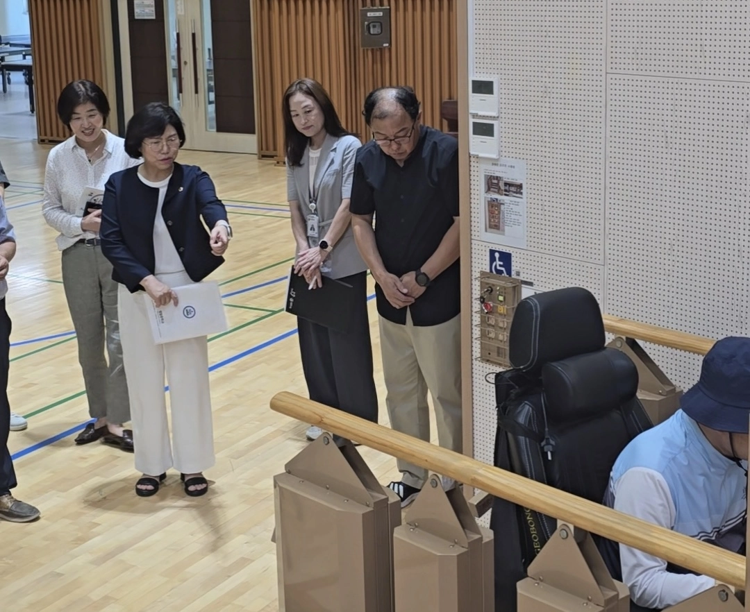 이애형 위원장이 체육관에서 무대 접근용 시설을 직접 확인하고 있다. 위원장을 비롯한 관계자들이 실제 이용자의 관점에서 시설의 실용성과 안전성을 점검하며, 개선방안을 논의하고 있다. (사진=경기도의회)