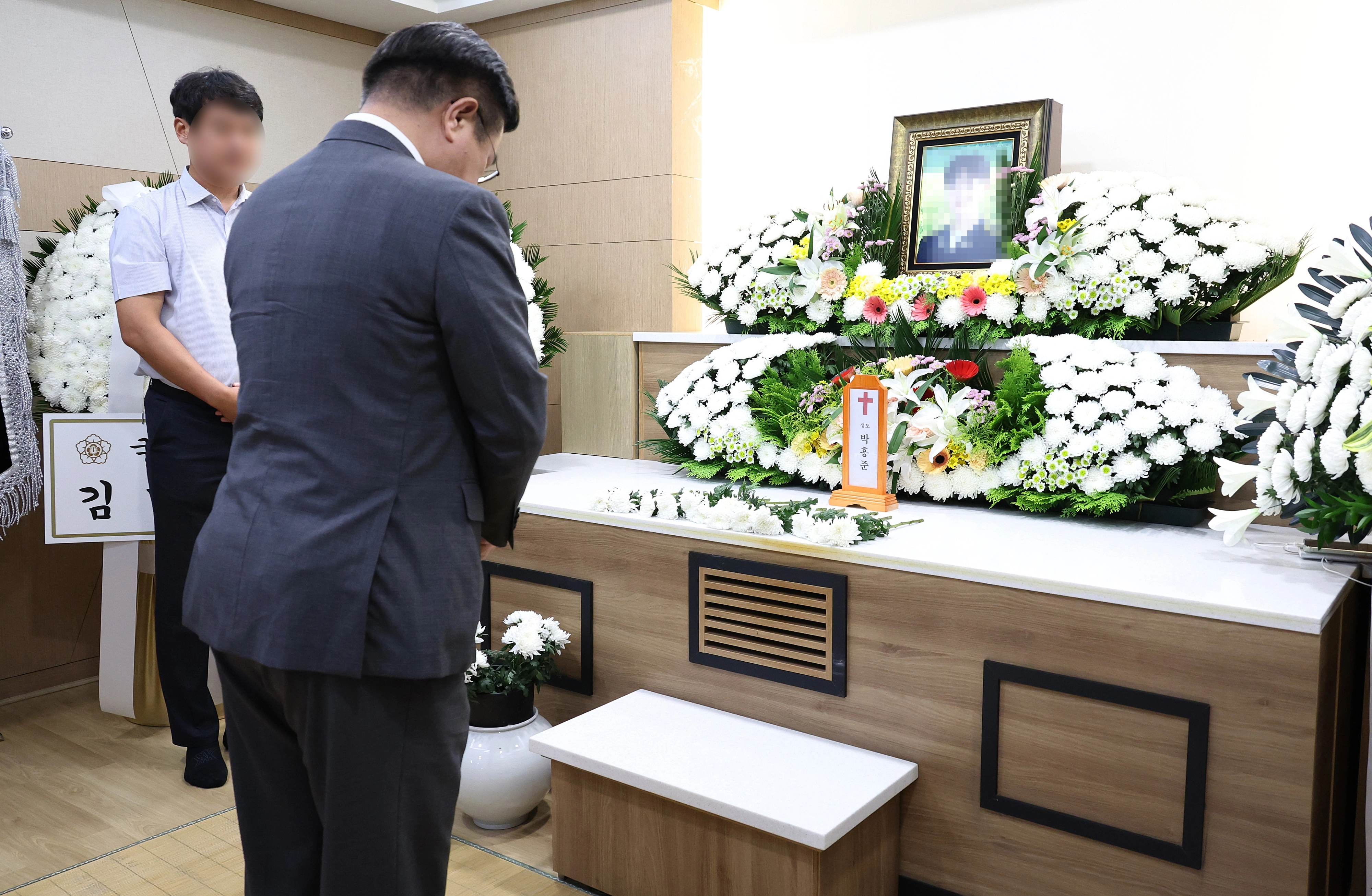 이태원 참사 출동 소방대원 조문하는 윤호중 장관  (서울=뉴스1) = 윤호중 행정안전부 장관이 21일 이태원 참사 당시 현장에 출동했던 소방대원 A씨의 빈소가 마련된 경기도 안양시 한 장례식장을 찾아 조문하고 있다. (행정안전부 제공. 재판매 및 DB금지) 2025.8.21/뉴스1