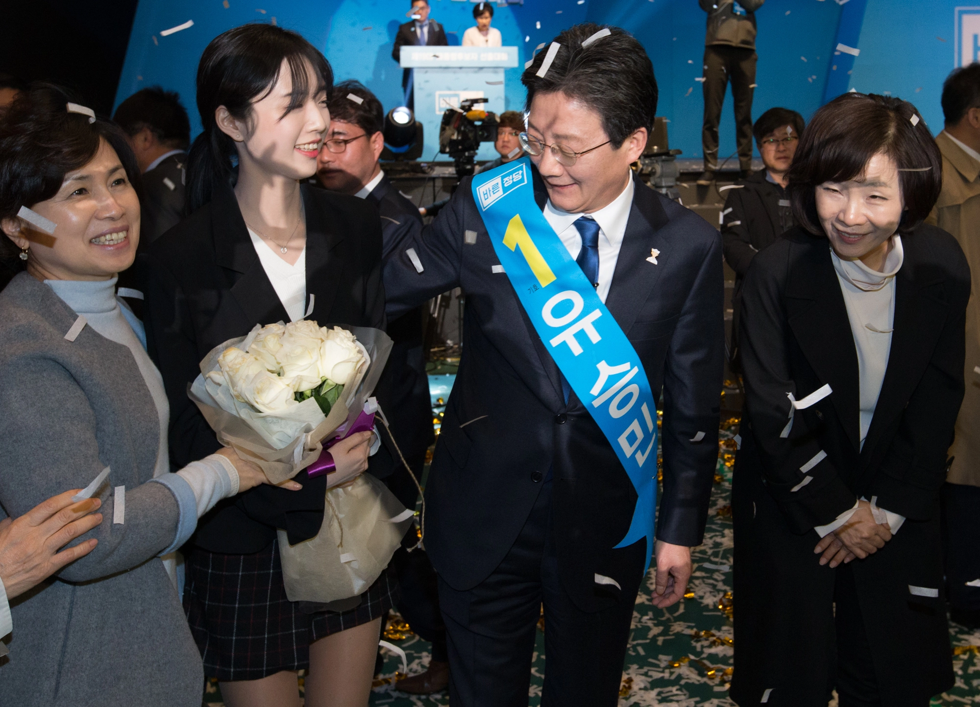 유담  28일 오후 서울 송파구 올림픽공원 올림픽홀에서 열린 바른정당 19대 대통령 후보자 선출대회에 참석한 유승민 의원이 대선 후보로 선출된 후 부인 오선혜 여사, 딸 유담 씨 등과 함께 기념촬영을 하고 있다. 2017.3.28 도준석기자 pado@seoul.co.kr