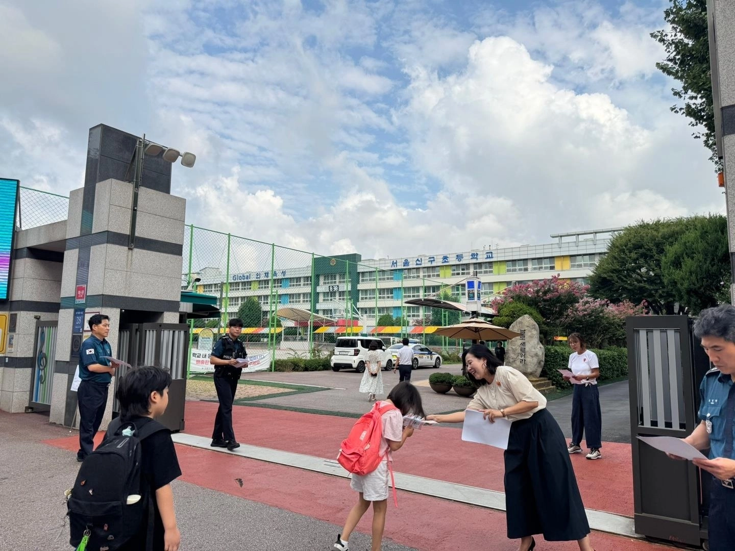 신구초 정문에서 유괴 예방 관련 전단지 배부하는 이새날 의원