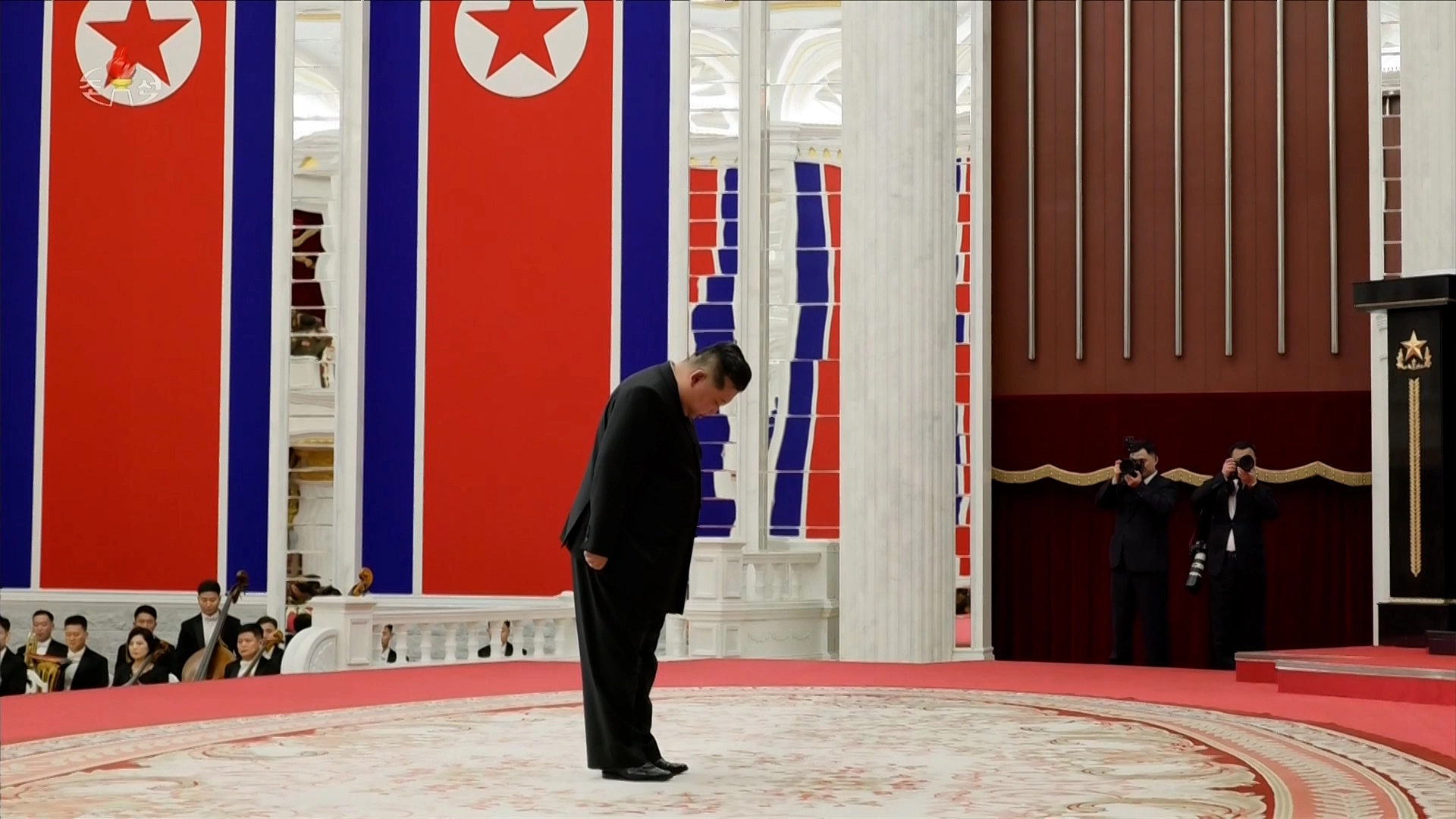 김정은, 러 파병 희생자 추모벽서 묵상  김정은 북한 국무위원장이 당 중앙위원회 본부청사에서 열린 해외작전부대 국가표창수여식에서 희생된 ‘열사’들의 초상화가 걸린 ‘추모의 벽’ 앞에서 묵상했다고 조선중앙TV가 22일 보도했다. [조선중앙TV 화면] 2025.8.22 연합뉴스