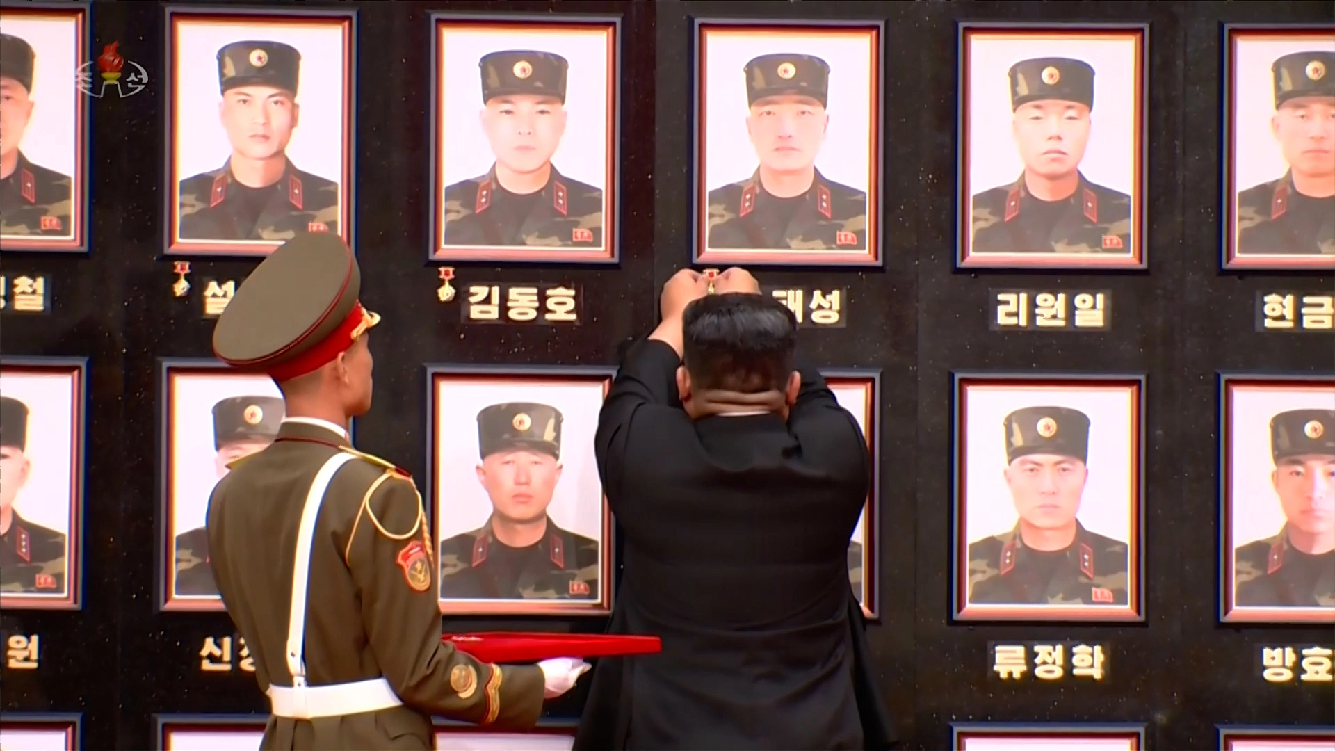 김정은, 러 파병 희생자들에 영웅메달 수여  김정은 북한 국무위원장이 당 중앙위원회 본부청사에서 열린 해외작전부대 국가표창수여식에서 희생된 ‘열사’들의 초상 옆에 직접 ‘공화국영웅메달’을 달아주었다고 조선중앙TV가 22일 보도했다. [조선중앙TV 화면] 2025.8.22 연합뉴스