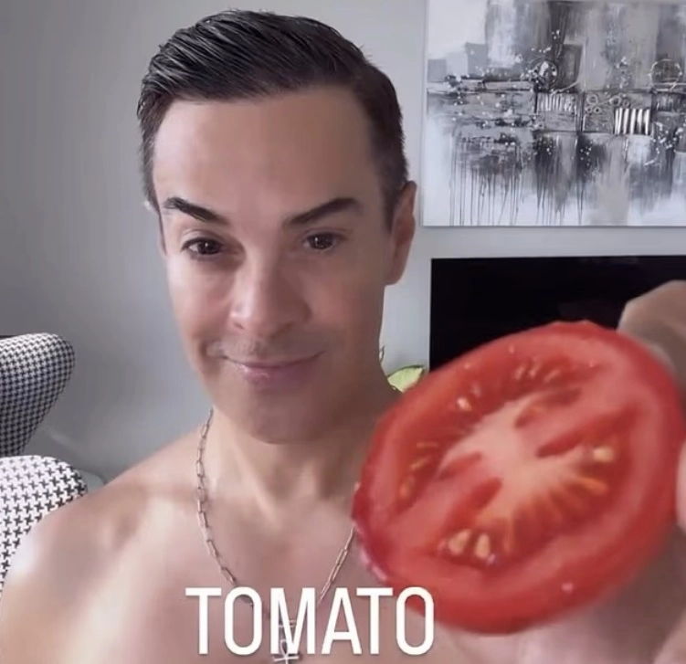 58세 브라질 인플루언서가 20대 못지 않은 팽팽한 피부를 자랑하며 비결을 공개했다. 에드손 브란다오 인스타그램(@iamedsonbrandao) 캡처