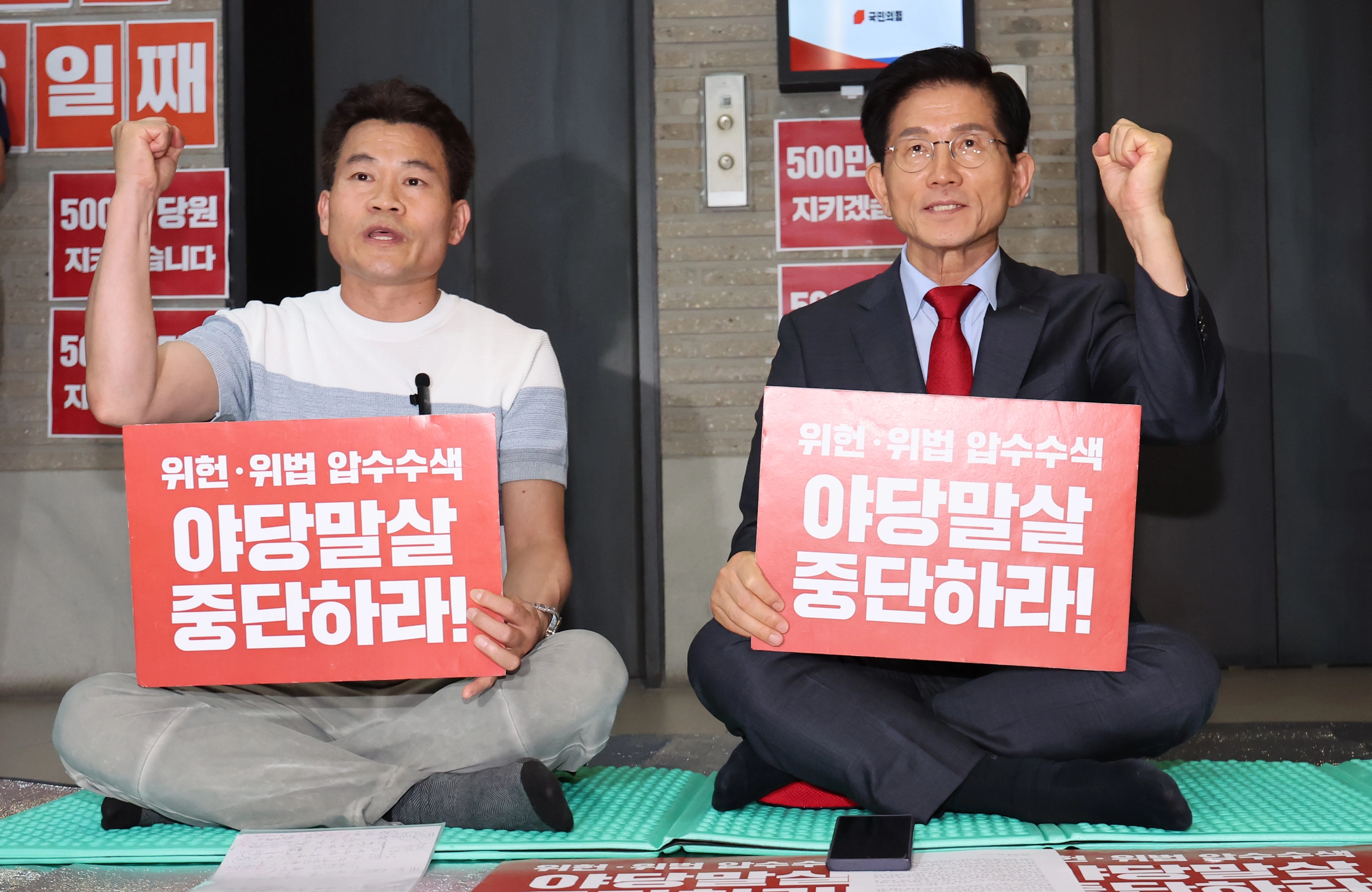 전한길 씨가 18일 오후 서울 여의도 국민의힘 중앙당사를 찾아 특검의 국민의힘 압수수색 저지 농성 중인 김문수 당대표 후보와 만나 입장을 밝히고 있다. 전 씨는 이 자리에서 장동혁 후보 지지와 관련된 보도에 대해 오해라는 입장을 밝혔다. 뉴스1