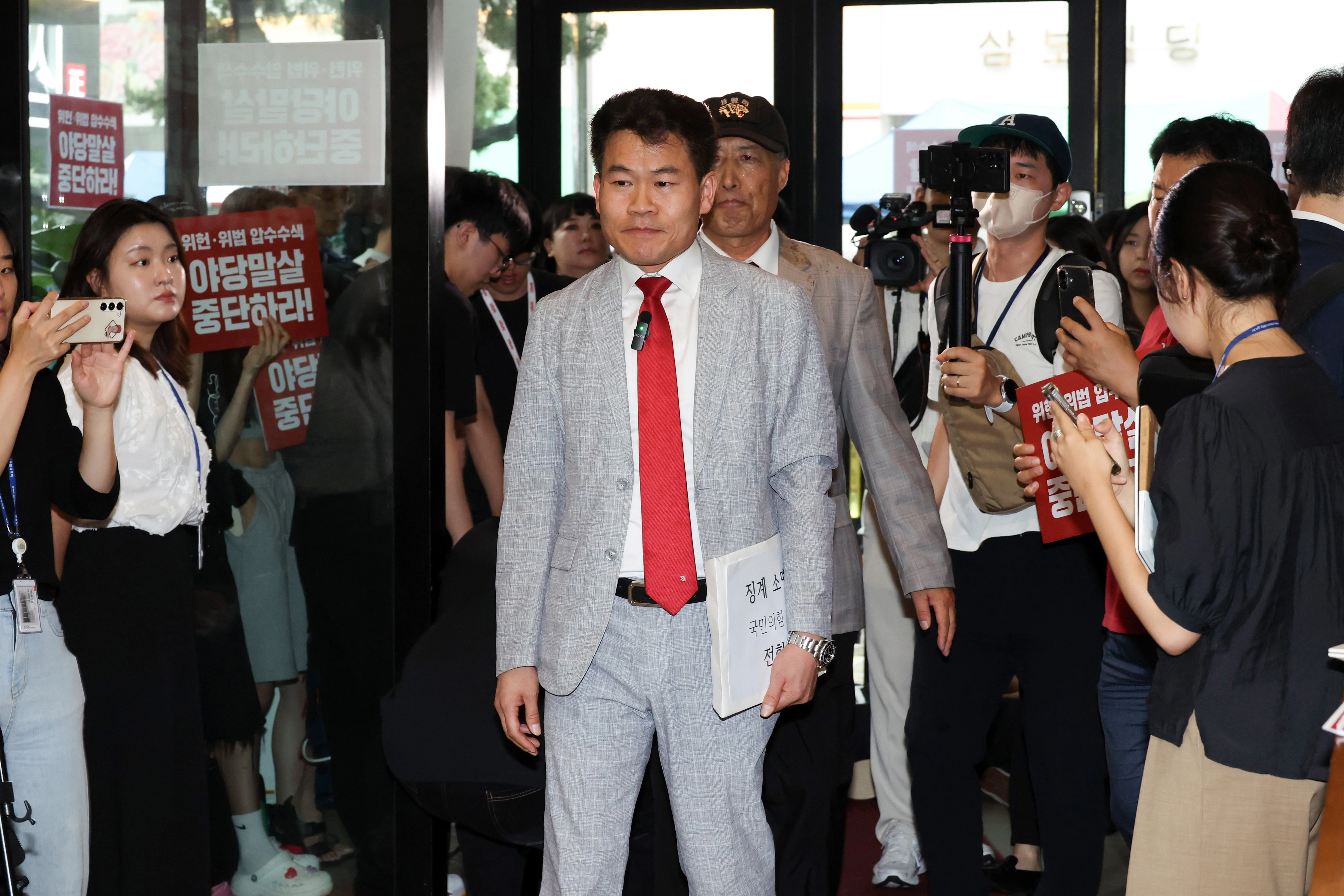 국민의힘 전당대회 합동연설회를 방해해 당 윤리위원회에 회부된 한국사 강사 전한길 씨가 14일 서울 여의도 중앙당사에서 열린 윤리위원회에 참석하기 위해 이동하고 있다. 연합뉴스