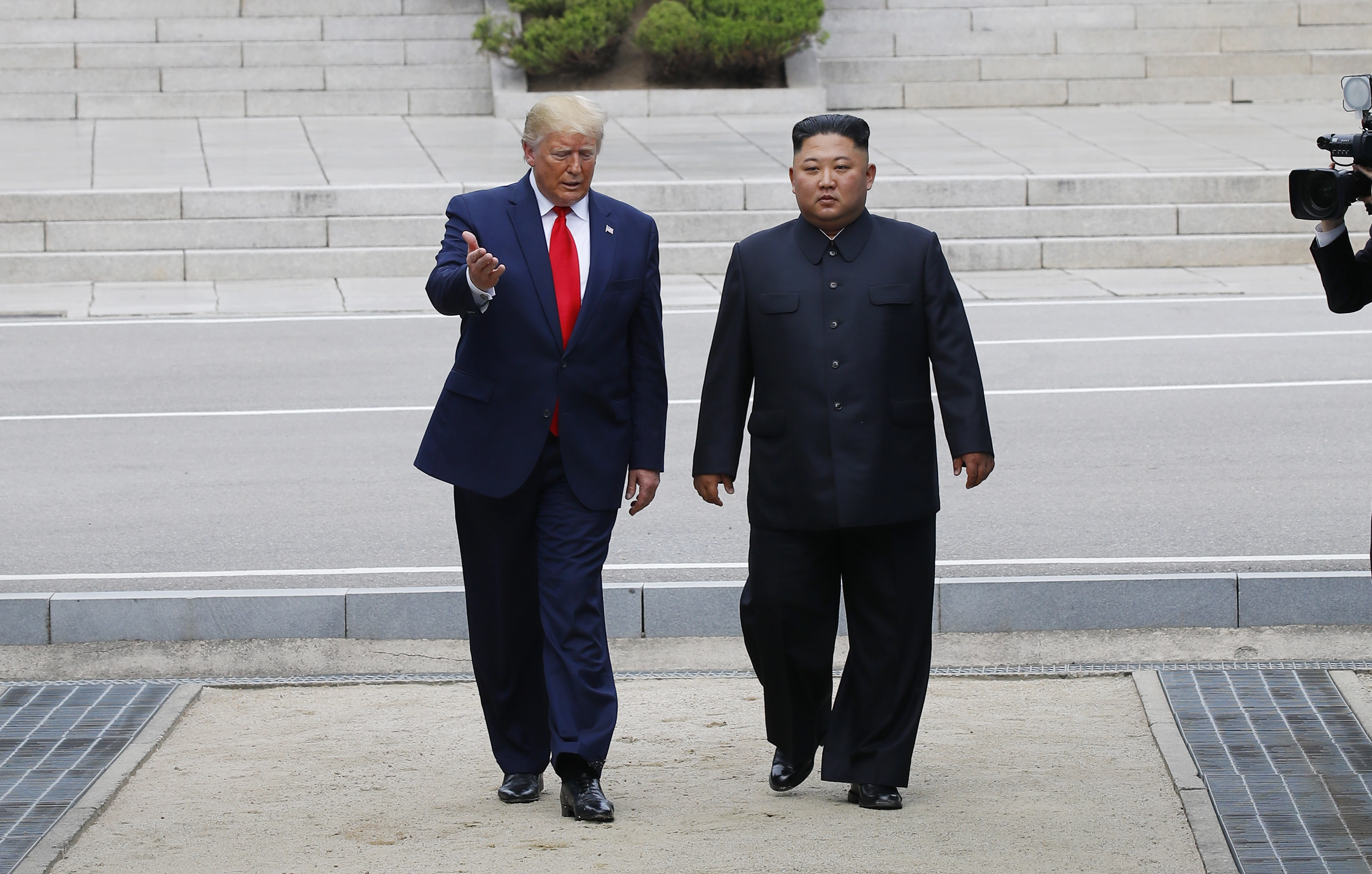 판문점 남측 향하는 북미 정상  도널드 트럼프 미국 대통령과 북한 김정은 국무위원장이 30일 오후 판문점 군사분계선 북측 지역에서 인사한 뒤 남측으로 향하고 있다. 2019.6.30 연합뉴스