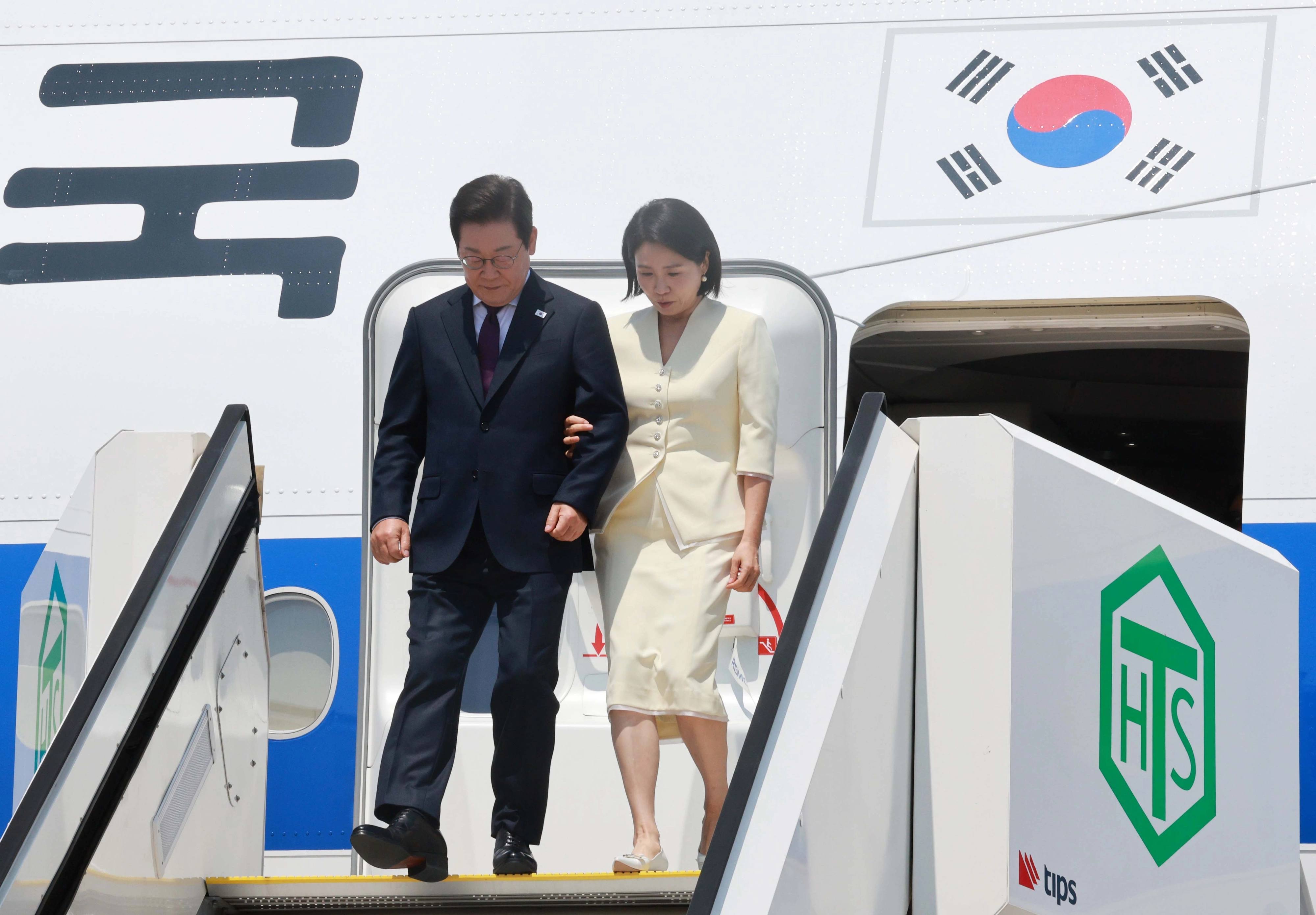 일본 도착한 이재명 대통령 부부  1박2일 일정으로 일본을 방문하는 이재명 대통령과 김혜경 여사가 23일 일본 도쿄 하네다공항에 도착해 공군 1호기에서 내리고 있다. 2025.8.23 연합뉴스