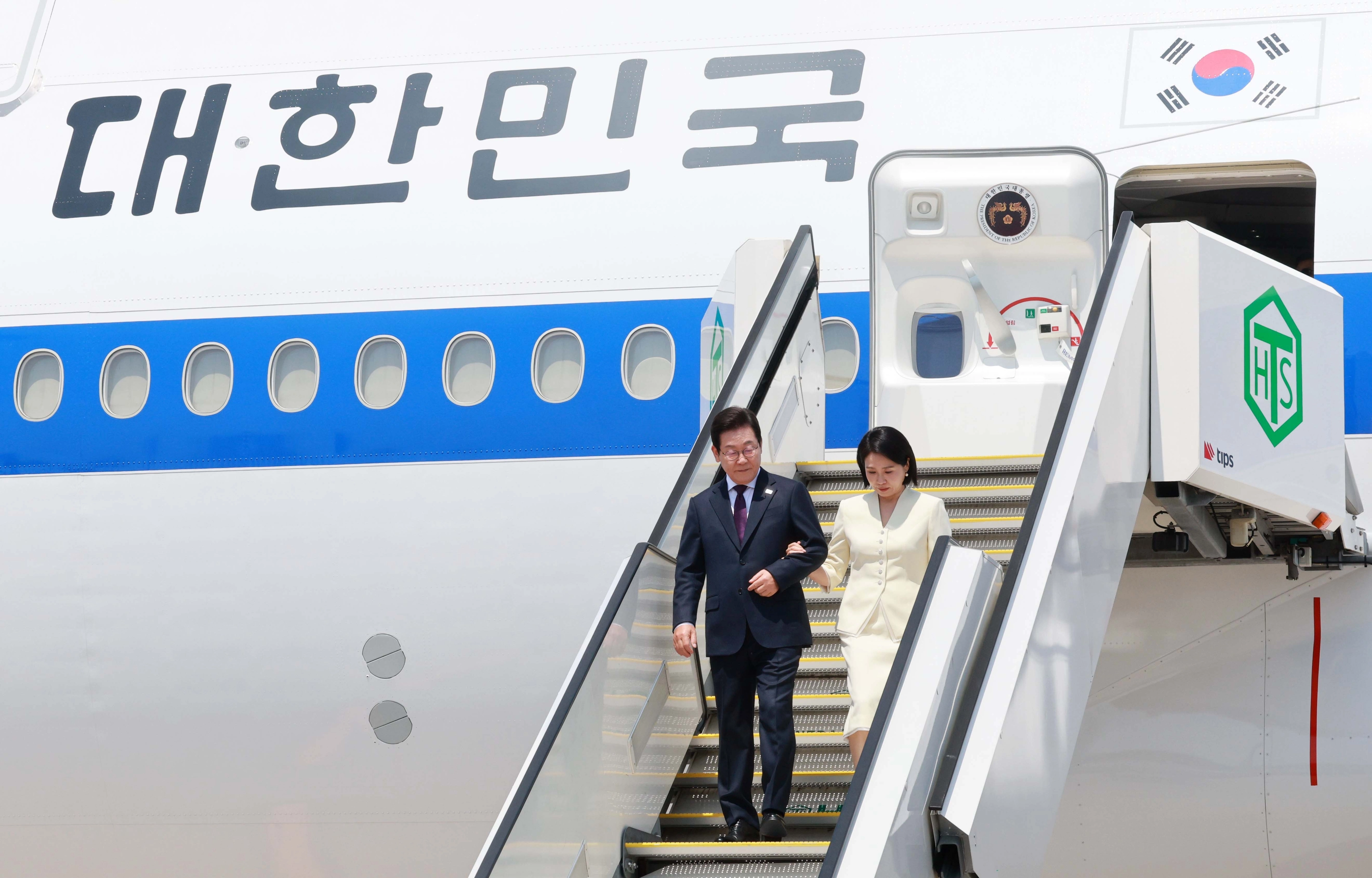 일본 도착한 이재명 대통령 부부  1박2일 일정으로 일본을 방문하는 이재명 대통령과 김혜경 여사가 23일 일본 도쿄 하네다공항에 도착해 공군 1호기에서 내리고 있다. 2025.8.23 연합뉴스