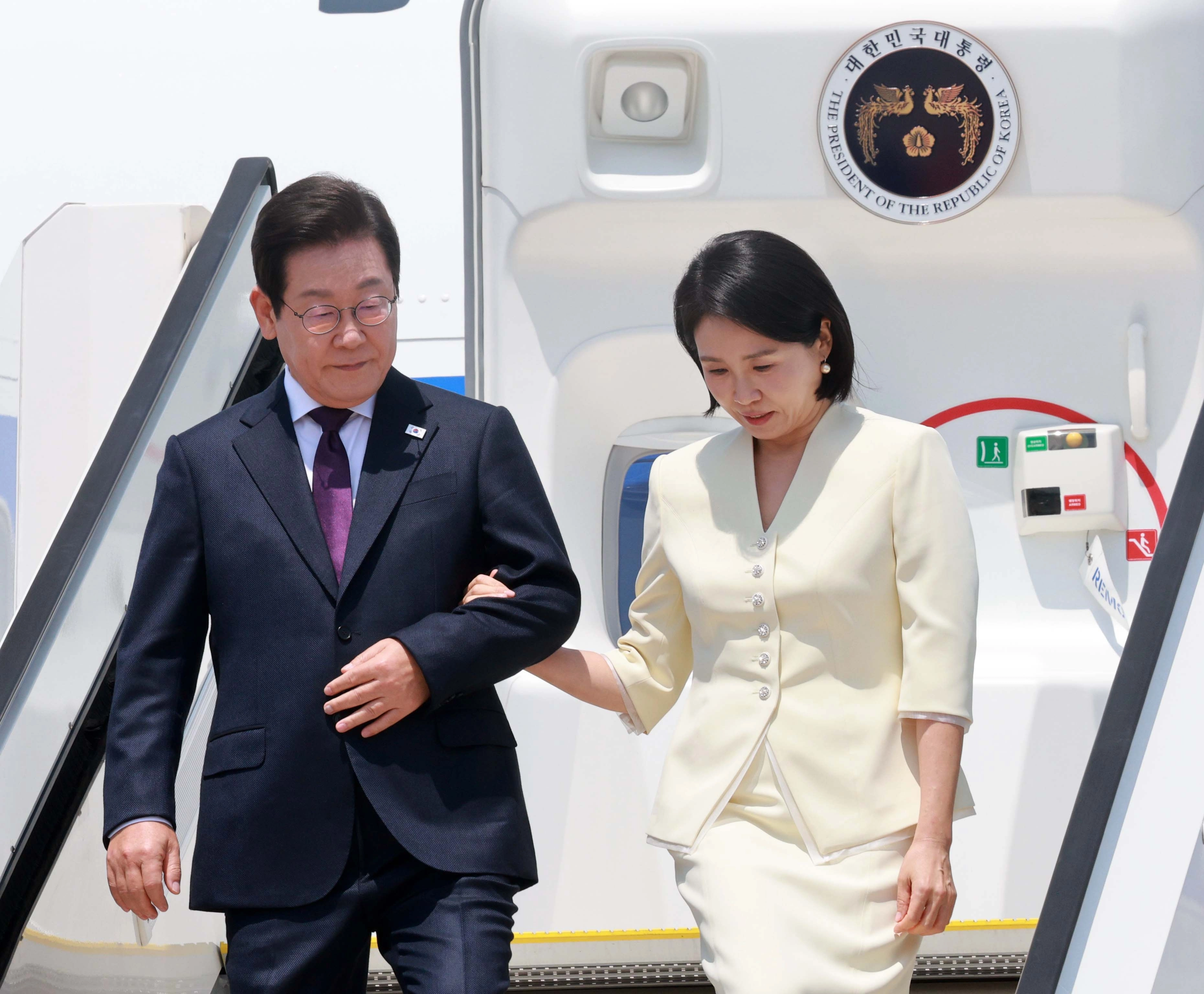 일본 도착한 이재명 대통령 부부  1박2일 일정으로 일본을 방문하는 이재명 대통령과 김혜경 여사가 23일 일본 도쿄 하네다공항에 도착해 공군 1호기에서 내리고 있다. 2025.8.23 연합뉴스