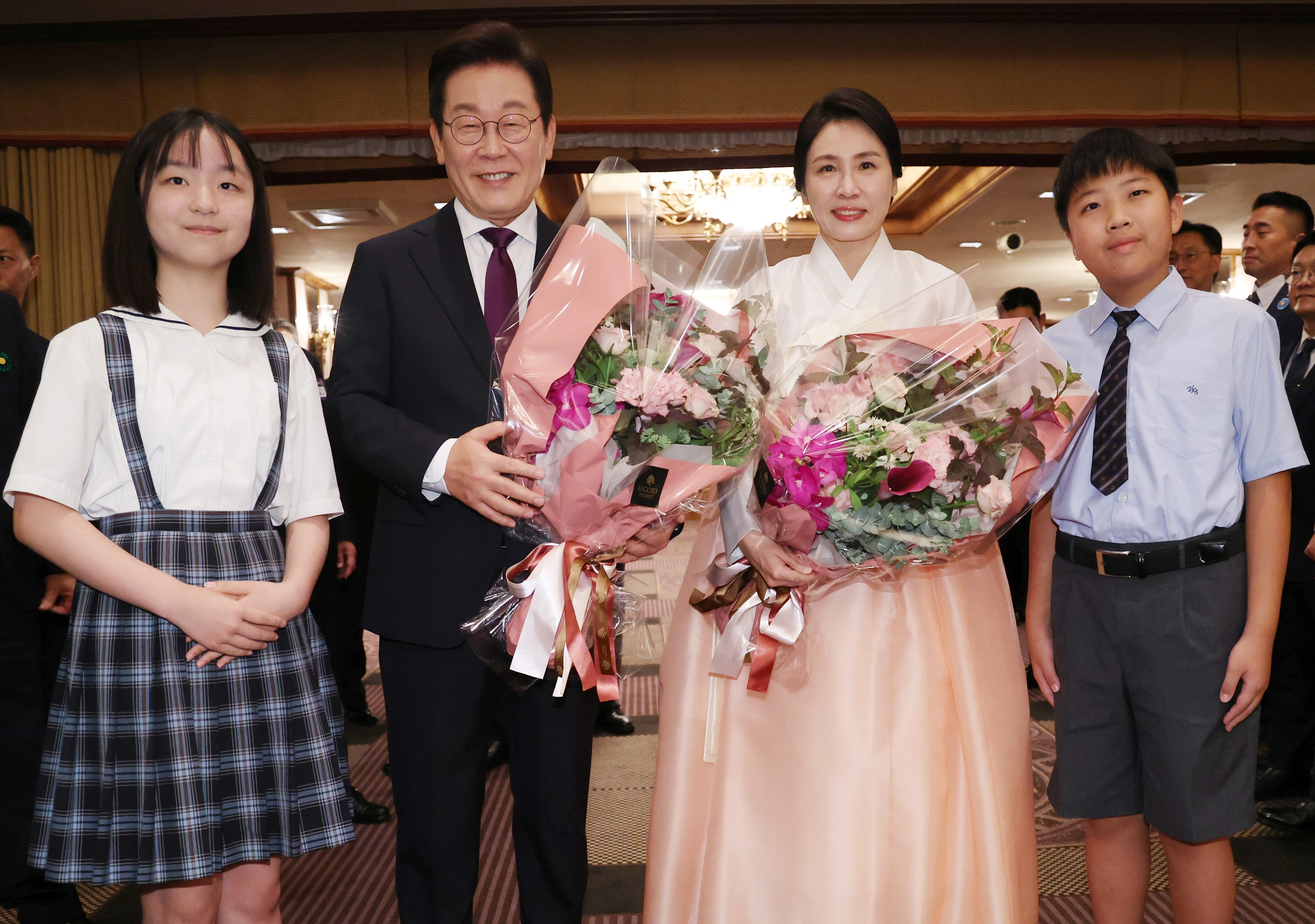 화동과 기념촬영 하는 이재명 대통령 부부  이재명 대통령과 김혜경 여사가 23일 일본 도쿄의 한 호텔에서 열린 재일동포 오찬 간담회에 참석해 화동과 기념촬영을 하고 있다. 2025.8.23 연합뉴스
