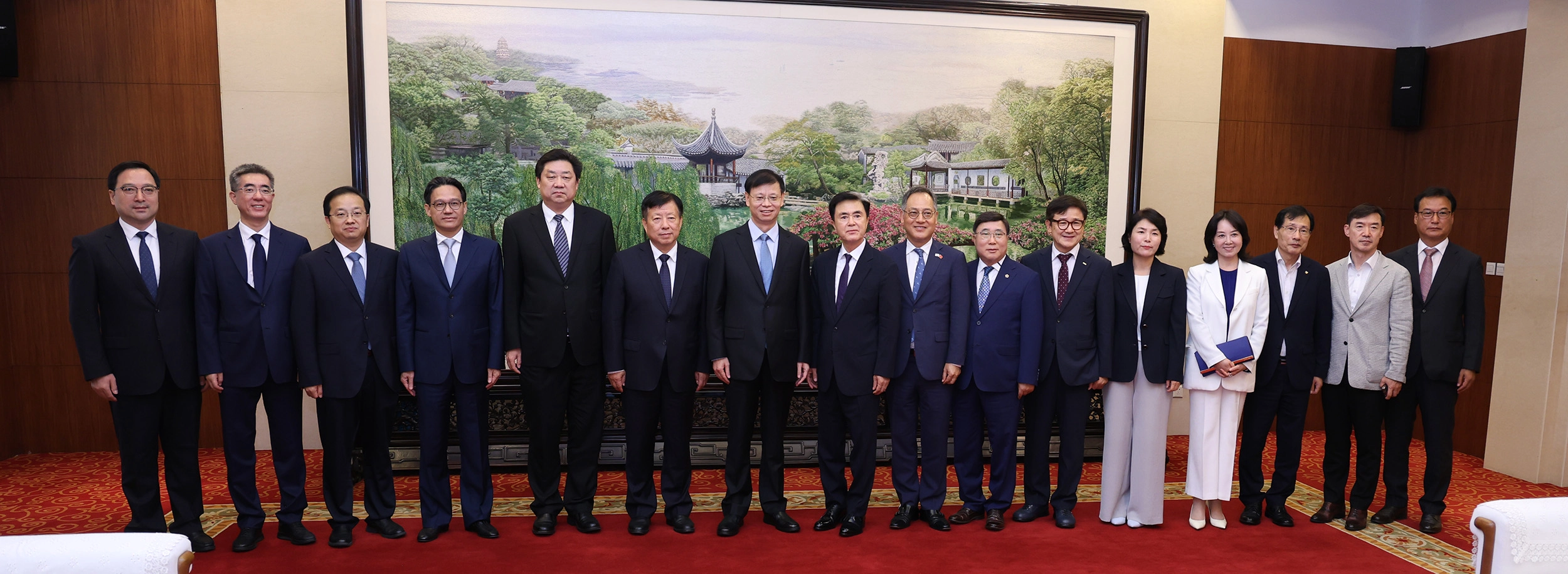 해외시장 개척 등을 위해 중국 출장에 나선 김태흠 지사 등 방문단이 중국 장쑤성을 방문해 기념사진을 촬영하고 있다. 도 제공