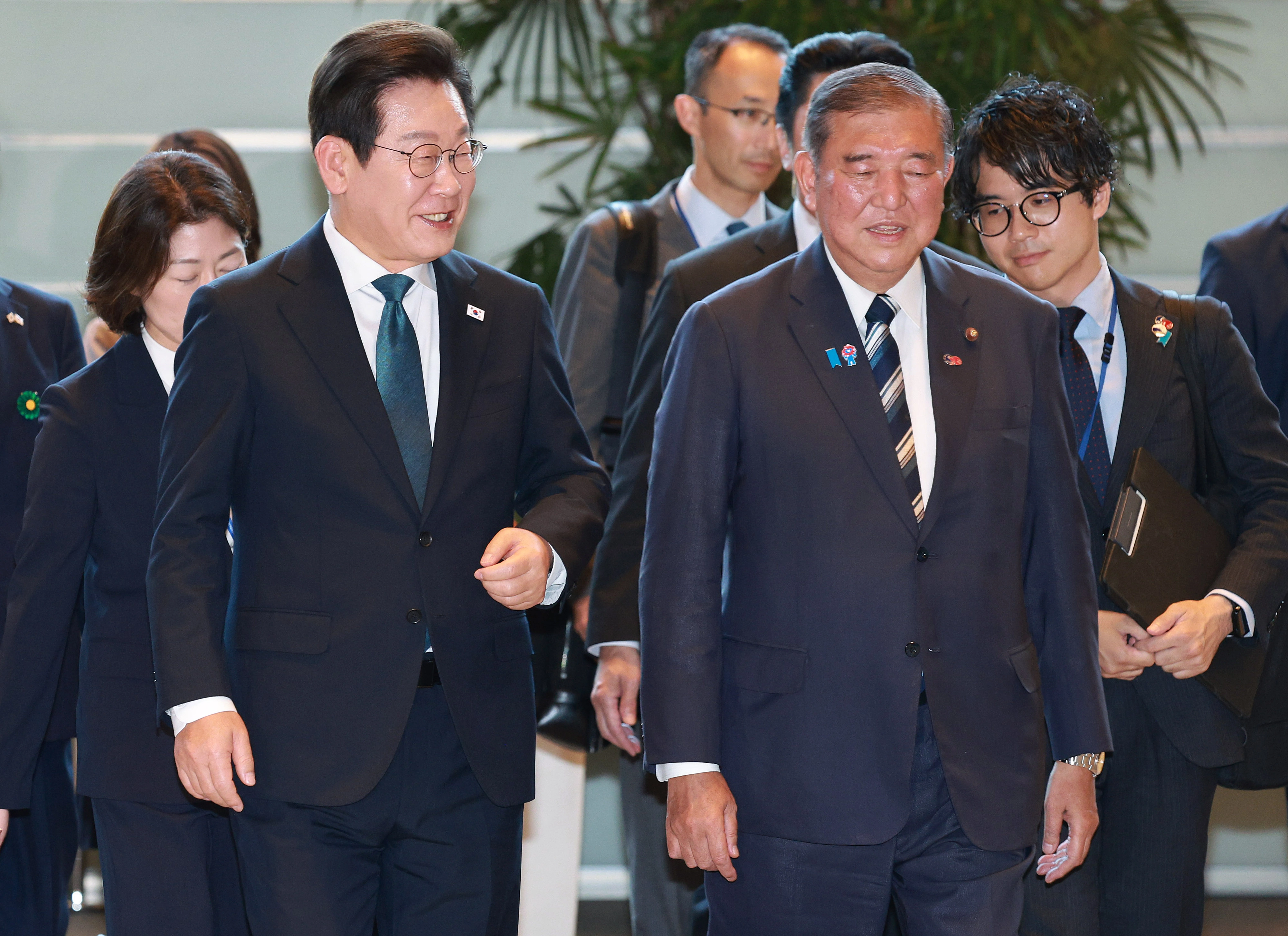 회담장 향하는 이재명 대통령과 이시바 총리  이재명 대통령과 이시바 시게루 일본 총리가 23일 일본 도쿄 총리 관저에서 회담장으로 이동하고 있다. 2025.8.23 연합뉴스