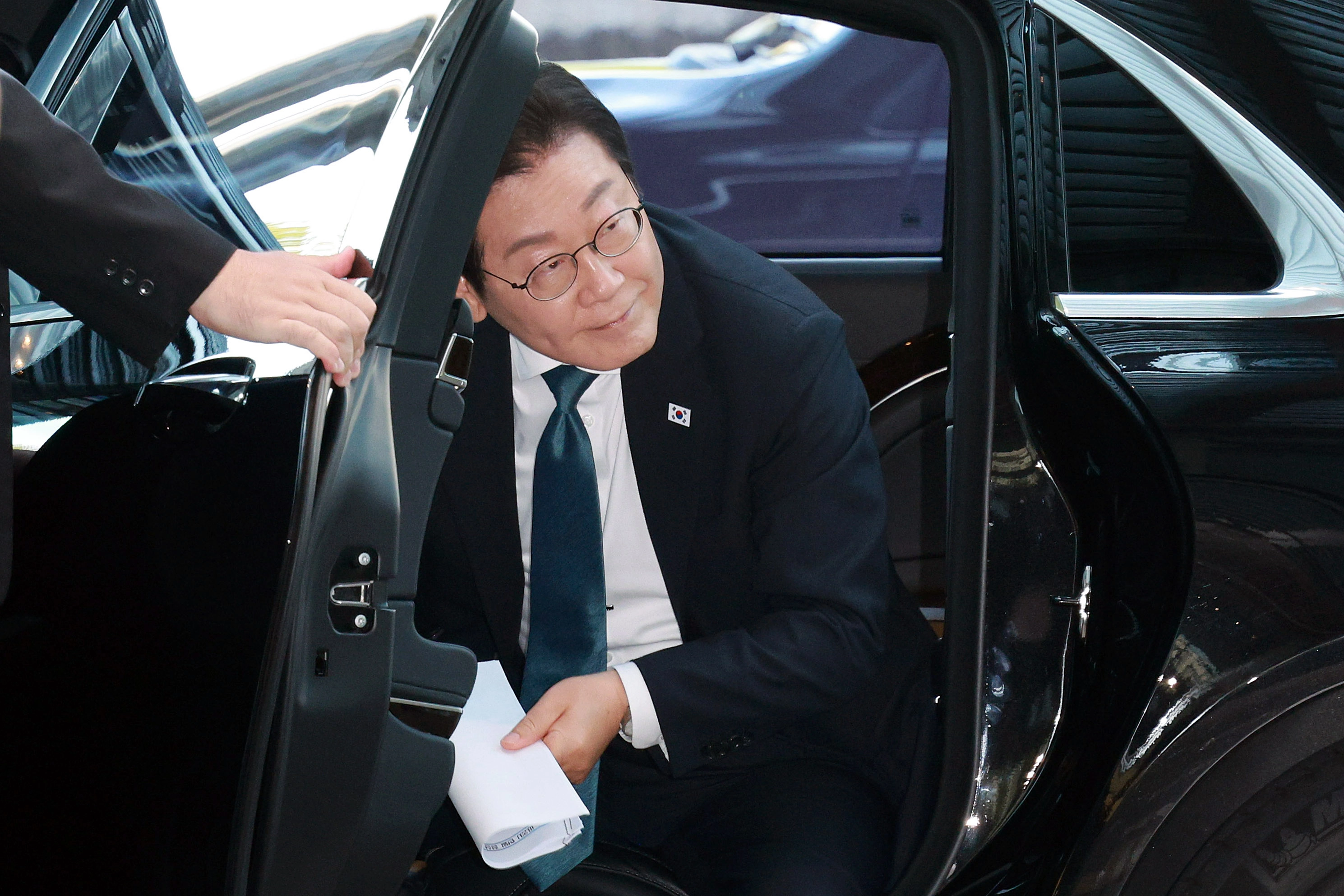 일본 총리 관저 도착한 이재명 대통령  이재명 대통령이 23일 일본 도쿄 총리 관저에 도착한 차에서 내리고 있다. 2025.8.23 연합뉴스