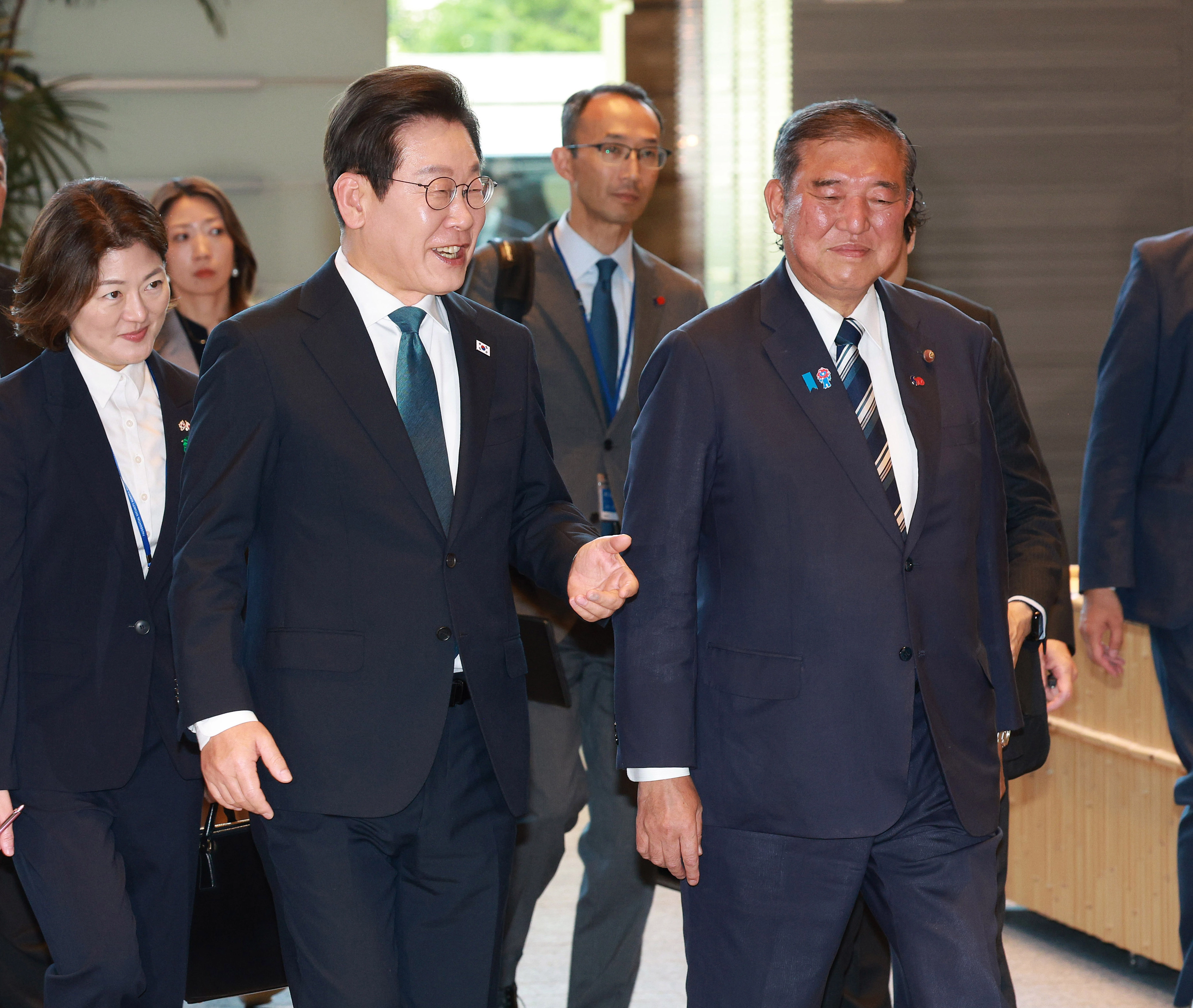 이재명 대통령과 이시바 시게루 총리  이재명 대통령과 이시바 시게루 일본 총리가 23일 일본 도쿄 총리 관저에서 회담장으로 이동하고 있다. 2025.8.23
