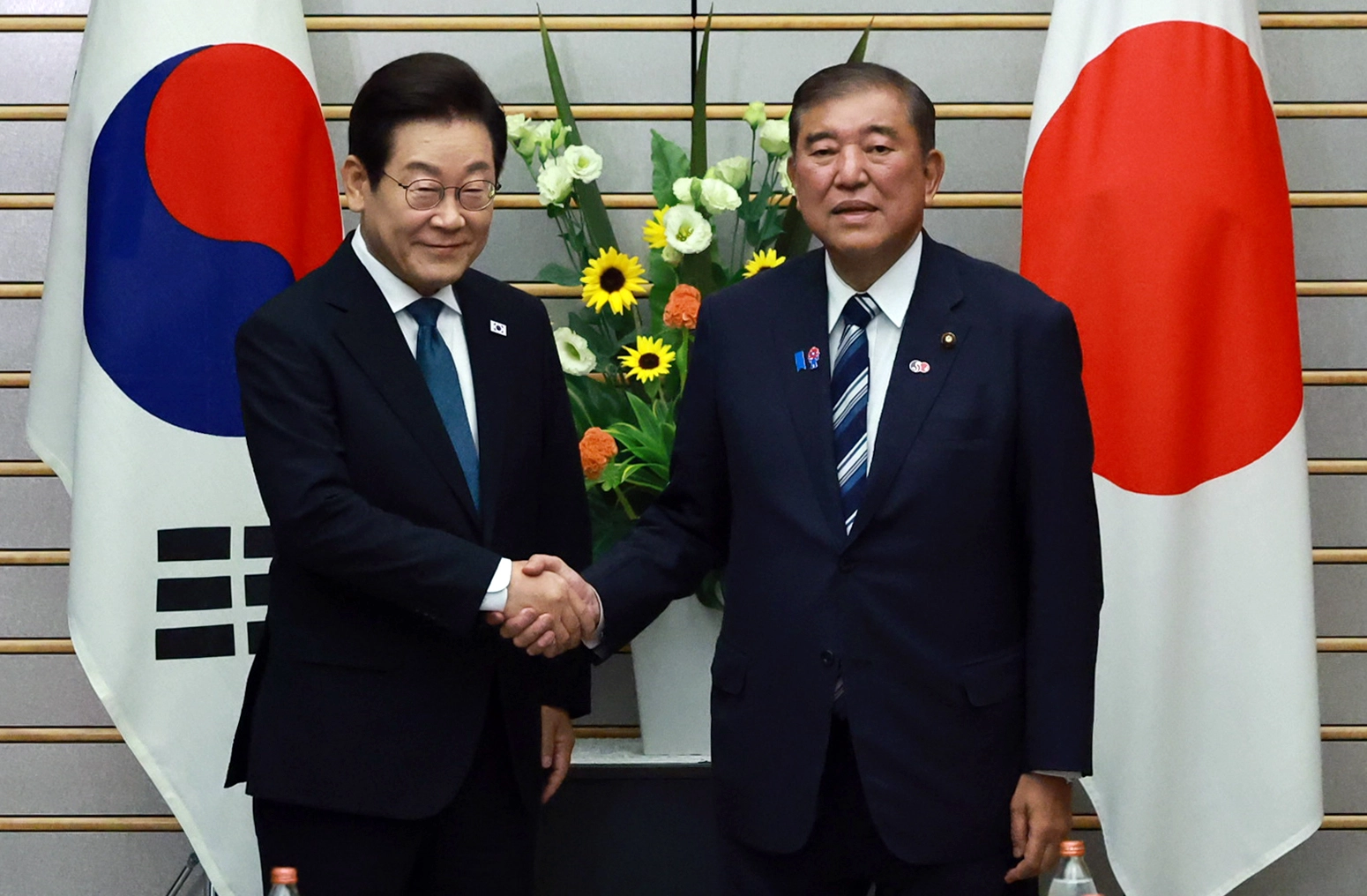 이재명 대통령과 이시바 시게루 일본 총리가 23일 일본 도쿄 총리 관저에서 열린 한일 확대정상회담에 앞서 기념 촬영을 하며 악수하고 있다.
도쿄 연합뉴스