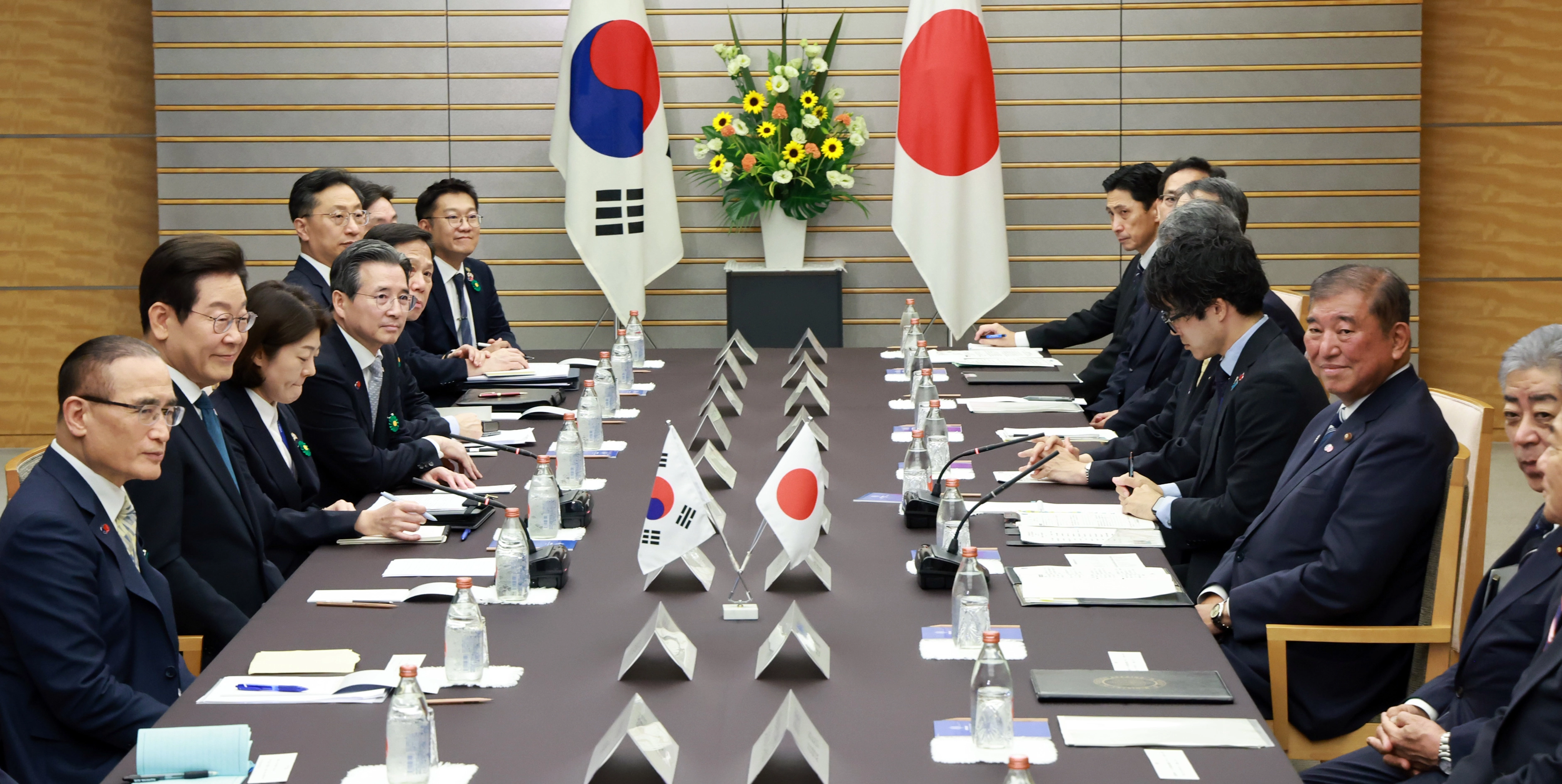 이재명 대통령, 이시바 총리와 한일 확대정상회담  이재명 대통령과 이시바 시게루 일본 총리가 23일 일본 도쿄 총리 관저에서 한일 확대정상회담을 하고 있다. 
대통령실 제공