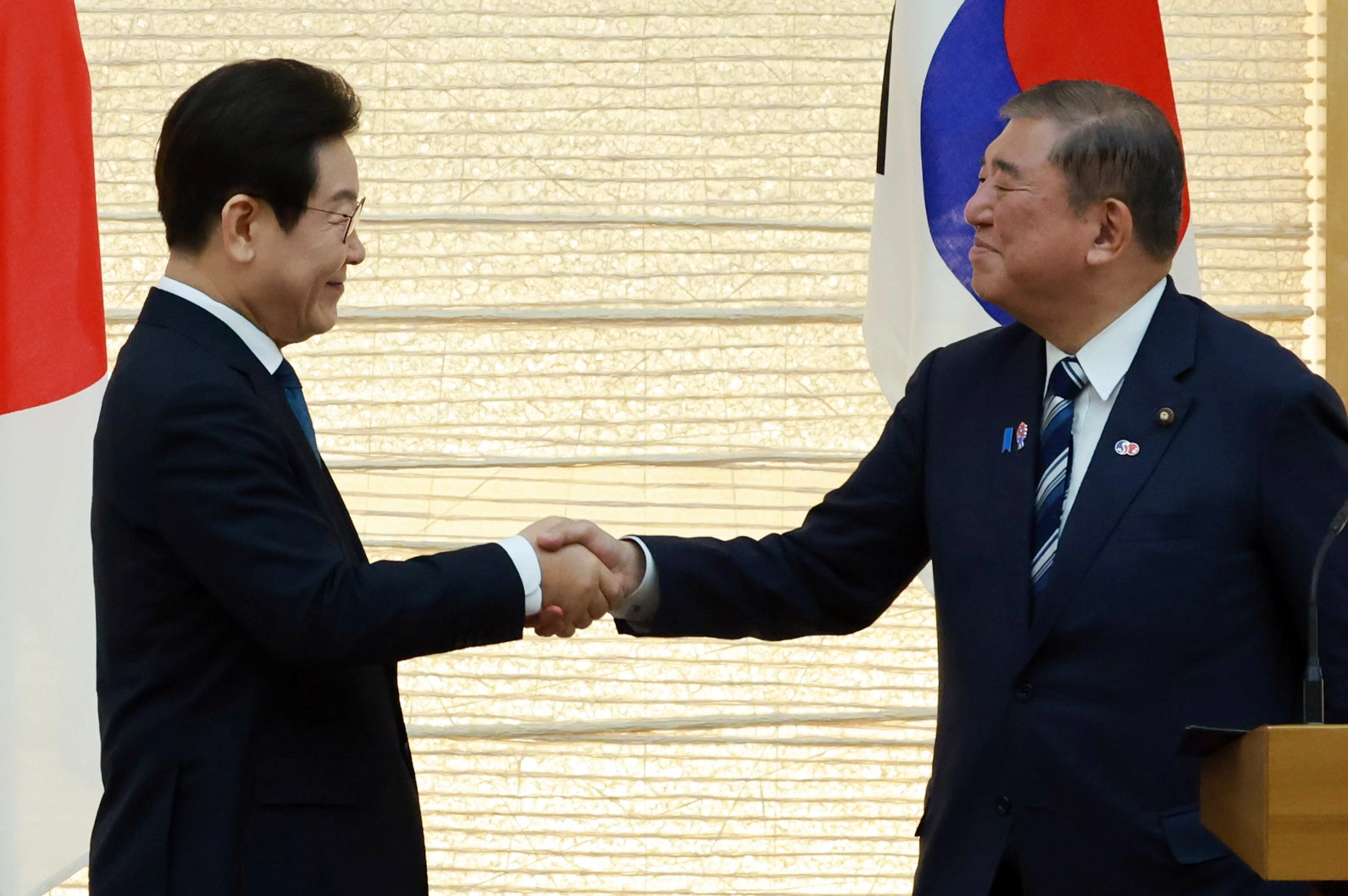 악수하는 한일 정상  이재명 대통령과 이시바 시게루 일본 총리가 23일 일본 도쿄 총리 관저에서 열린 한일 정상 공동 언론 발표를 마친 뒤 악수하고 있다. 
대통령실 제공