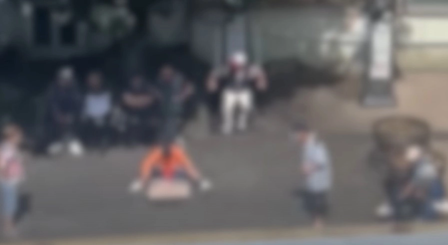 제주 서귀포 매일올레시장 내 공원에서 윷놀이 도박을 하는 사람들의 모습. 경찰청 공식 유튜브 채널 캡처