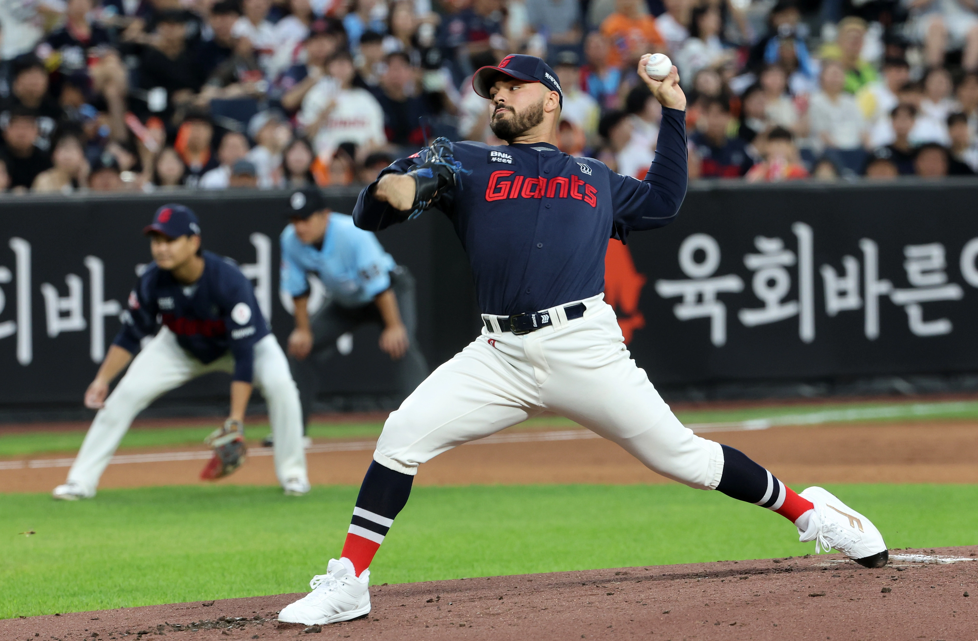 롯데 선발 감보아  롯데 자이언츠 알렉 감보아가 12일 대전 한화생명이글스파크에서 열린 2025 KBO리그 정규시즌 한화 이글스와의 원정 경기에서 공을 던지고 있다. 연합뉴스