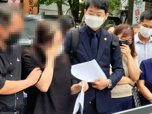 친구의 계부한테 성폭행당한 뒤 투신자살한 여중생 부모가 2021년 8월 청주에서 딸의 유서를 공개하고 눈물을 흘리고 있다.   연합뉴스