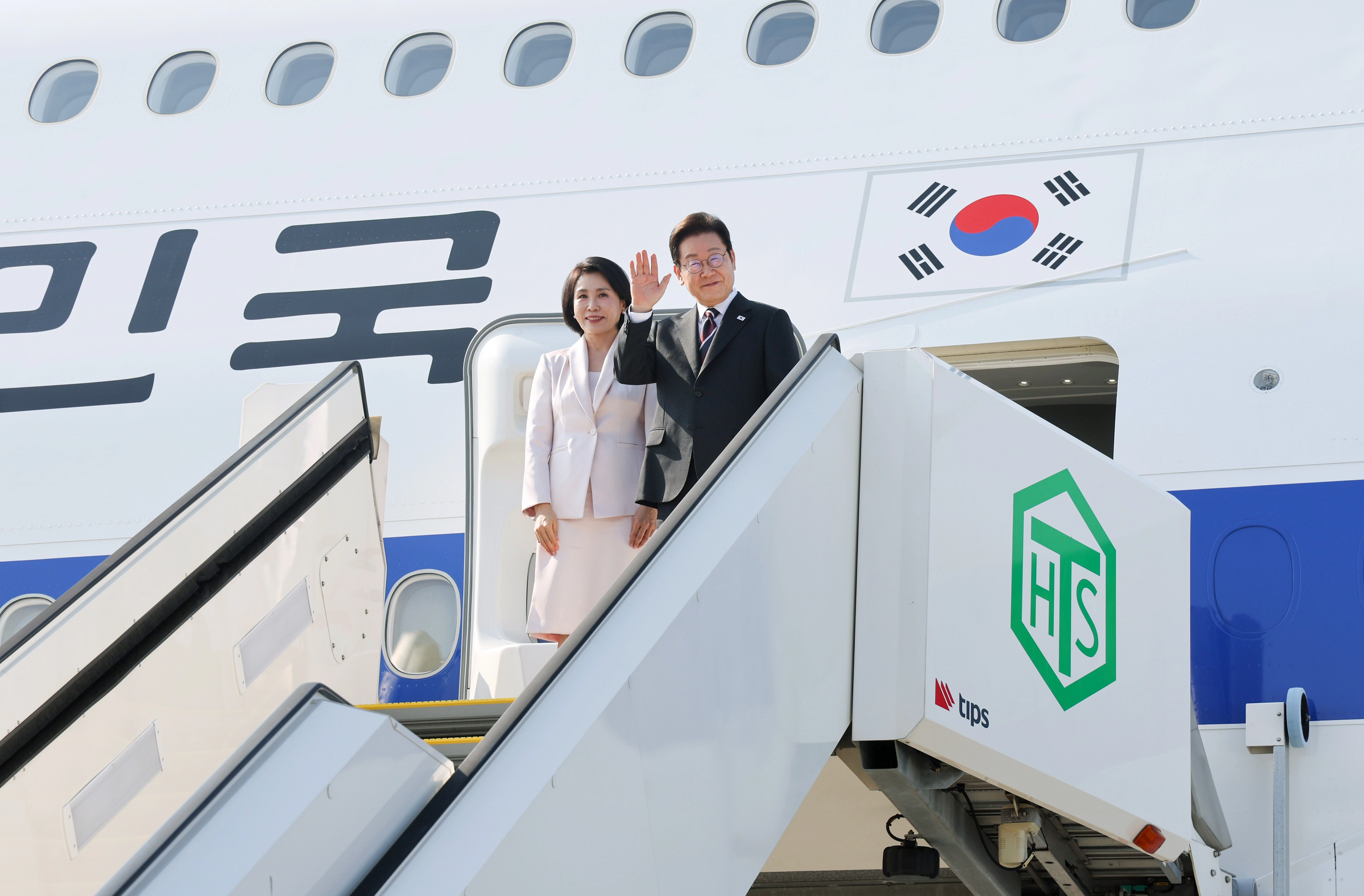 이재명 대통령, 방일 마치고 미국으로 출발  일본 방문 일정을 마친 이재명 대통령과 김혜경 여사가 23일 도쿄 하네다공항에서 도널드 트럼프 미국 대통령과의 한미 정상회담을 위해 워싱턴DC로 향하며 공군1호기에 올라 인사하고 있다. 2025.08.24. 뉴시스