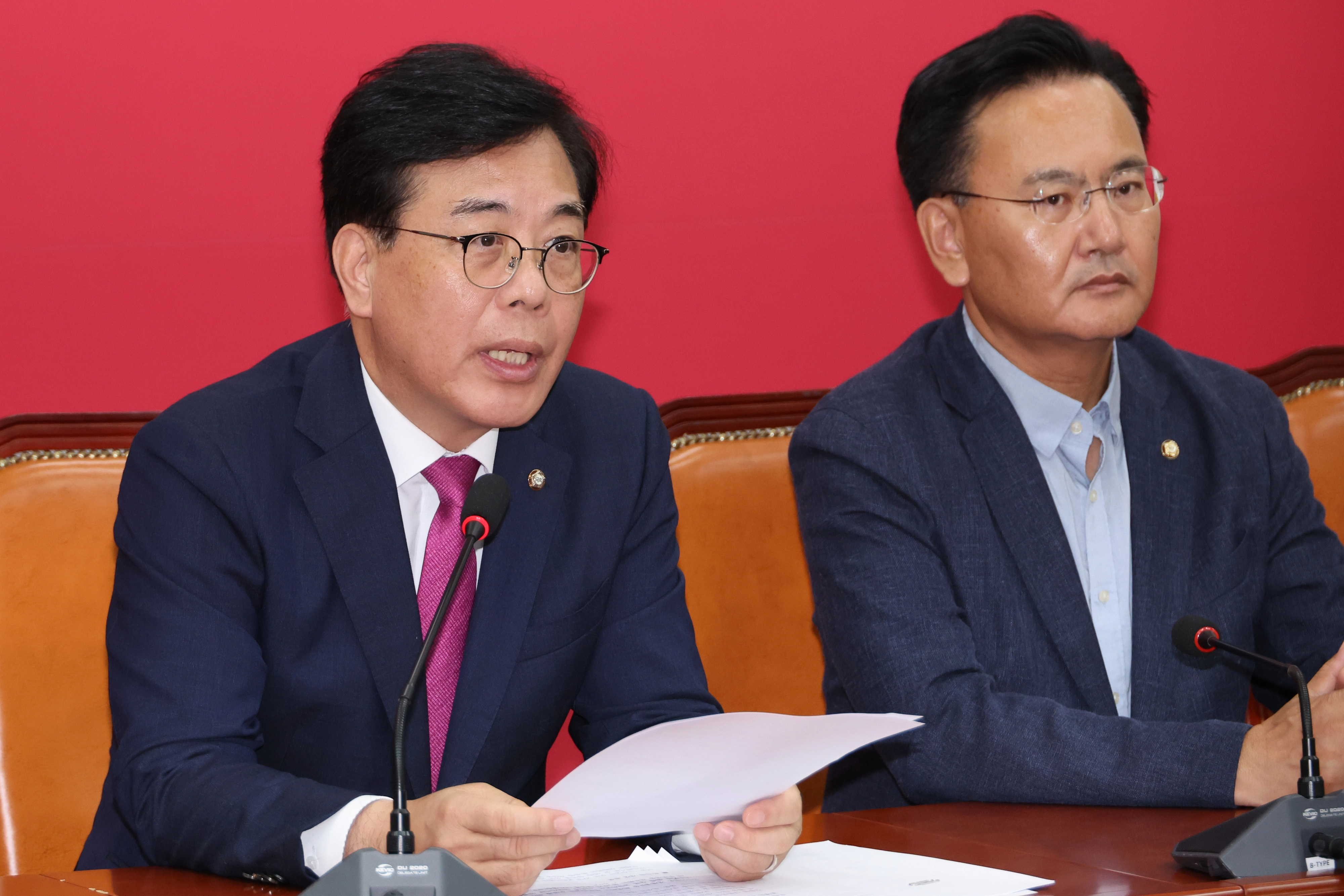 발언하는 송언석 원내대표  국민의힘 송언석 비상대책위원장 겸 원내대표가 24일 서울 여의도 국회에서 기자간담회를 열어 ‘노동조합 및 노동관계조정법 일부개정법률안(노란봉투법)’ 본회의 처리 등과 관련해 발언하고 있다. 2025.8.24 연합뉴스