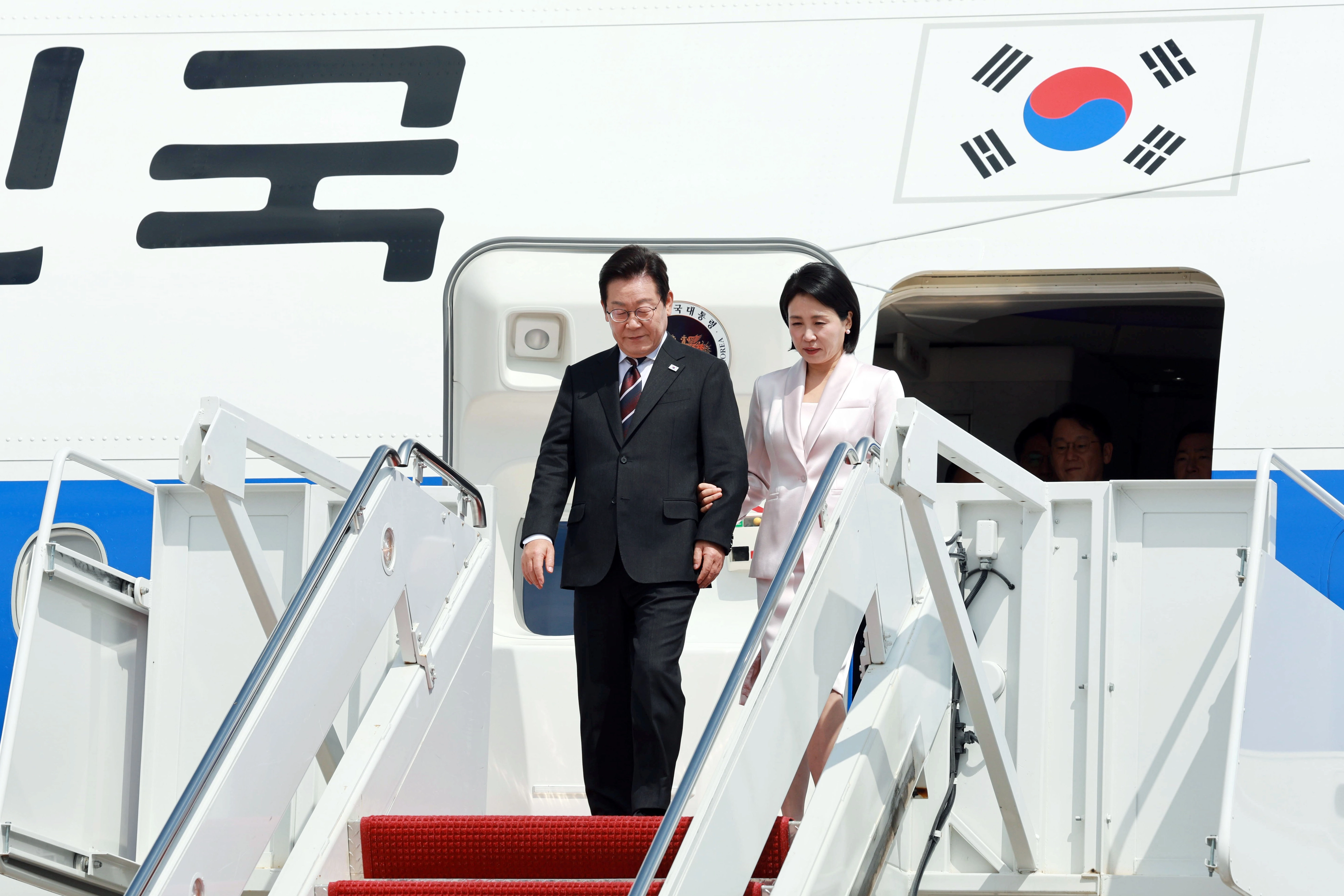 이재명 대통령과 김혜경 여사가 24일(현지시간) 미국 워싱턴DC 인근 앤드루스 합동기지에 도착해 공군 1호기에서 내리고 있다. 2025.8.25 연합뉴스