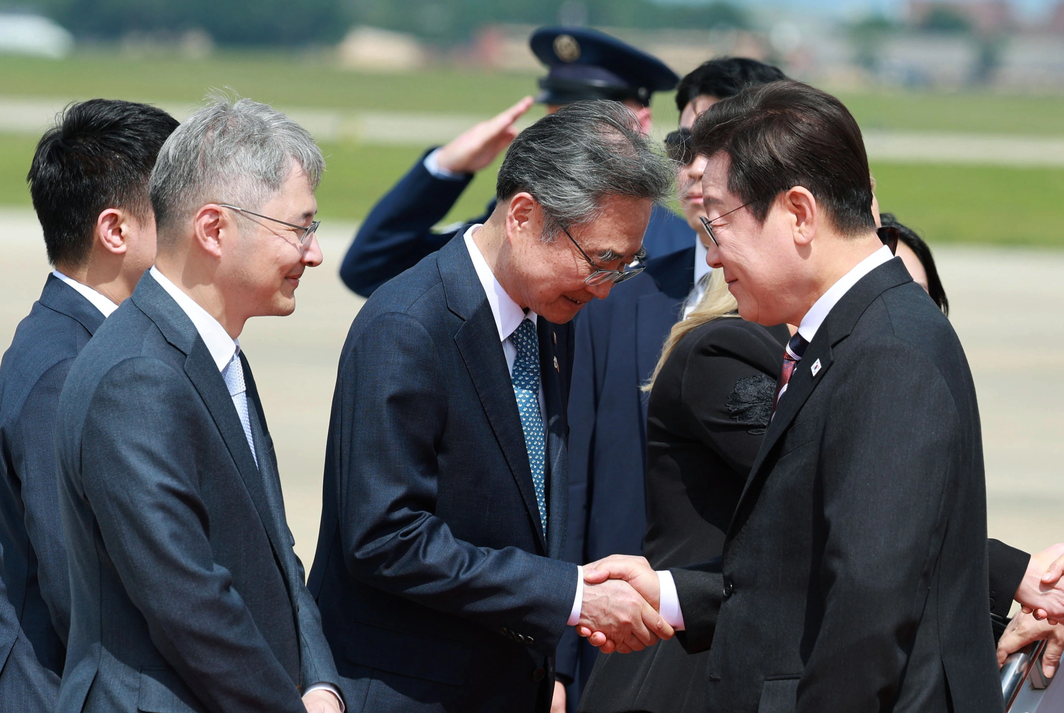 미국 도착한 이재명 대통령  취임 후 처음 미국을 방문한 이재명 대통령과 김혜경 여사가 24일(현지시간) 미국 워싱턴DC 인근 앤드루스 합동기지에 도착해 영접 나온 조현 외교부 장관과 악수하고 있다.
워싱턴DC 연합뉴스