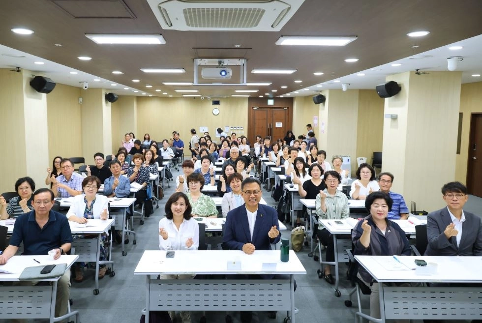 ‘2026년 3월 돌봄통합지원법 시행, 서울시의 역할과 과제’를 주제로 열린 전문가 토론회에서 참석자들이 기념사진을 찍고 있다.