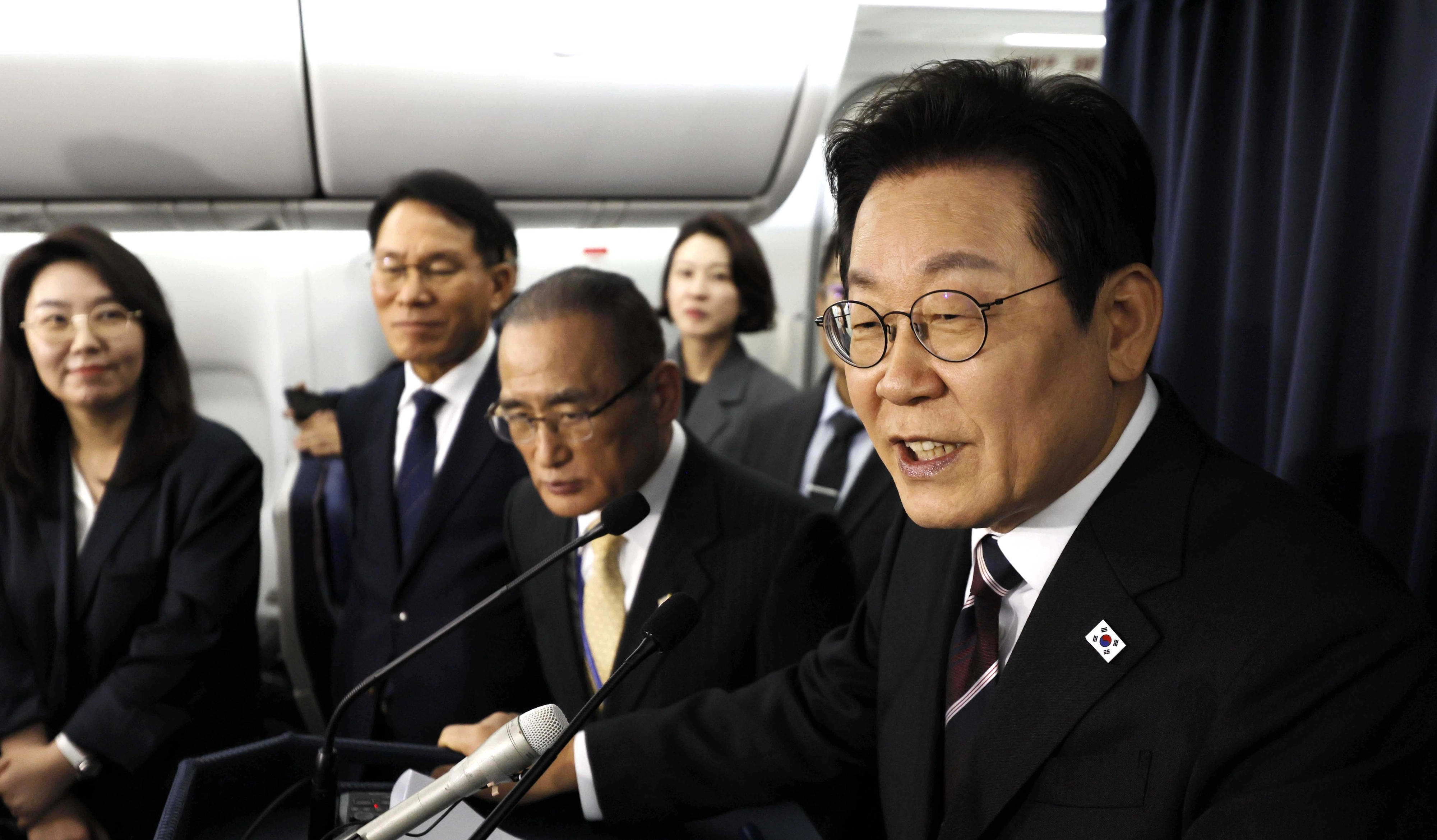 이재명 대통령, 기내 기자간담회  이재명 대통령이 24일(현지 시간) 한일정상회담을 마치고 일본 도쿄에서 미국 워싱턴DC로 향하는 공군1호기에서 기내 기자간담회를 하고 있다. 2025.08.25. 뉴시스