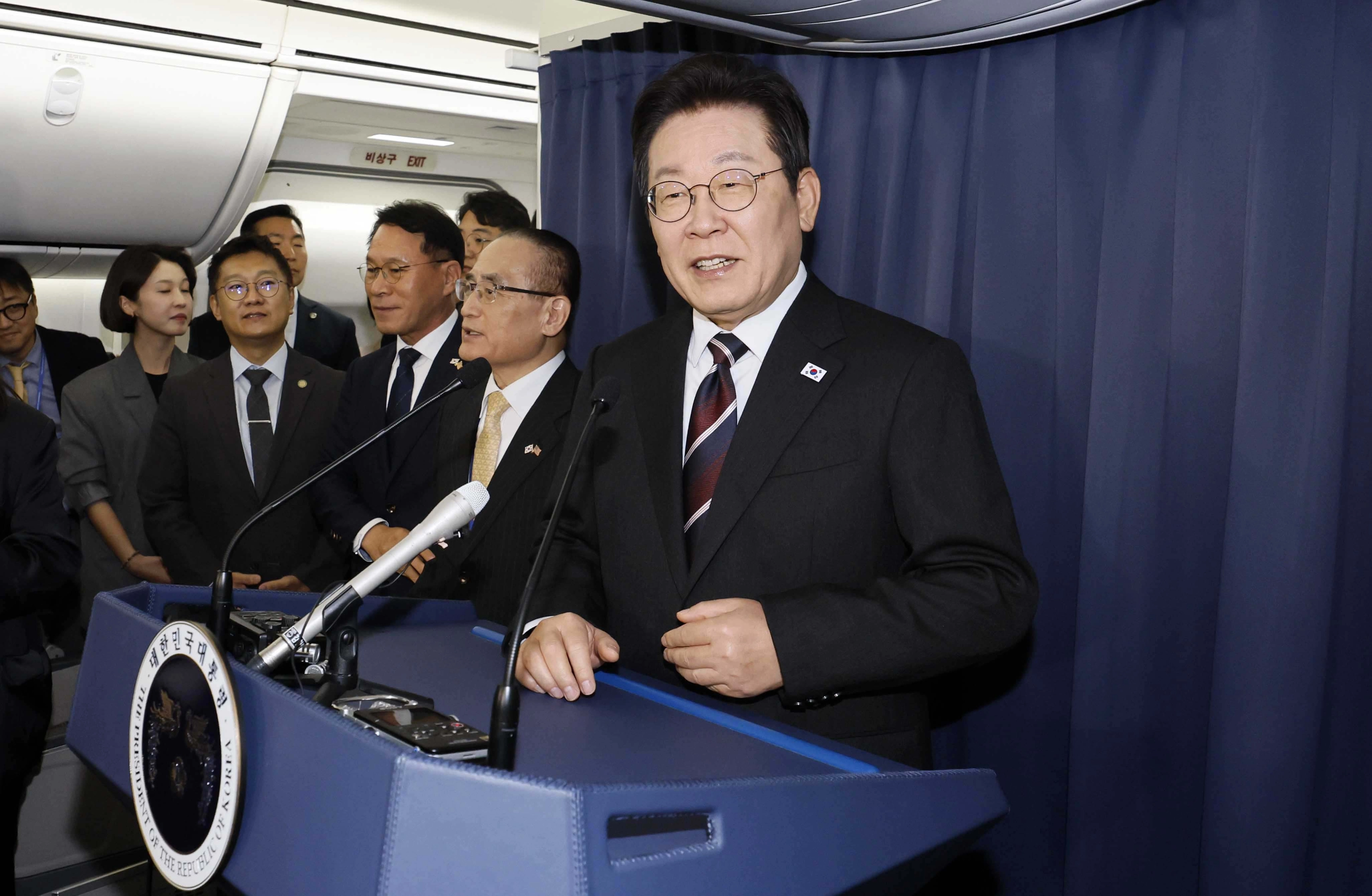 공군1호기 기내 기자간담회 하는 이재명 대통령  이재명 대통령이 24일(현지 시간) 한일정상회담을 마치고 일본 도쿄에서 미국 워싱턴DC로 향하는 공군1호기에서 기내 기자간담회를 하고 있다. 2025.08.25. 뉴시스