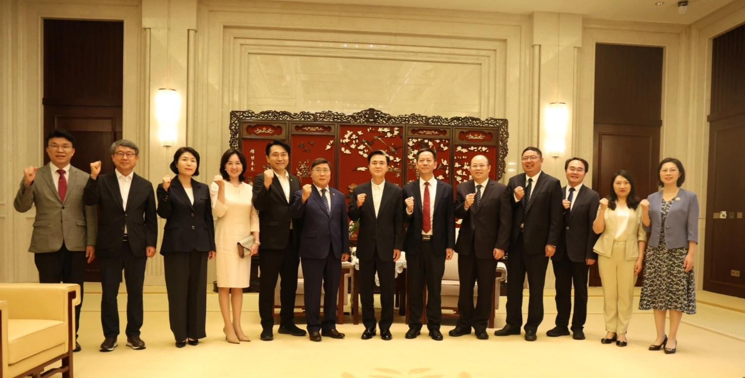 해외시장 개척 등을 위해 중국 출장에 나선 김태흠 지사와 안종혁 충남도의회 기획경제위원장 등 방문단이 중국 양저우시를 방문해 기념사진을 촬영하고 있다. 도 제공