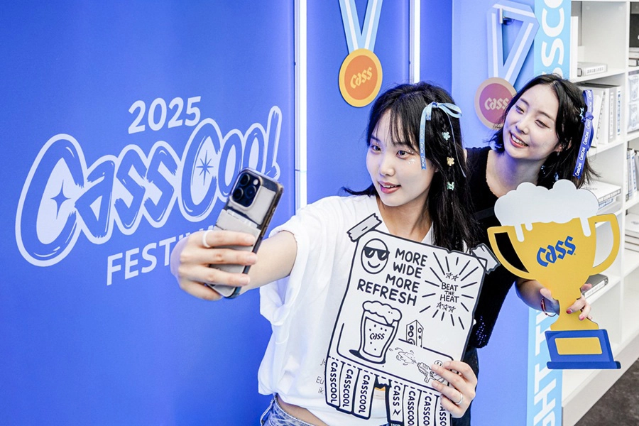지난 23일 오비맥주 카스가 화려한 라인업과 워터쇼로 구성된 야외 뮤직 페스티벌 ‘2025 카스쿨 페스티벌(CassCool Festival)’을 서울랜드에서 개최했다. 페스티벌을 찾은 관객들이 현장에 마련된 포토존 앞에서 사진을 찍으며 즐거운 시간을 보내고 있다. (사진제공=오비맥주)
