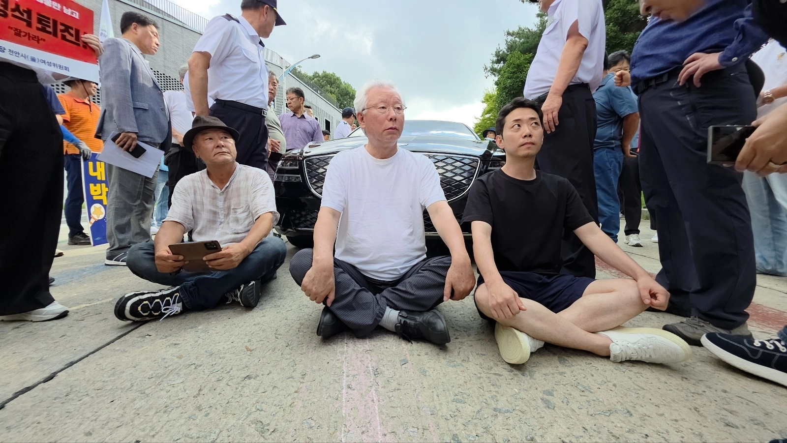 김형석 독립기념관장이 25일 천안 독립기념관으로 출근 중 독립운동가 후손 등으로부터  가로 막히고 있다. 독자 제공