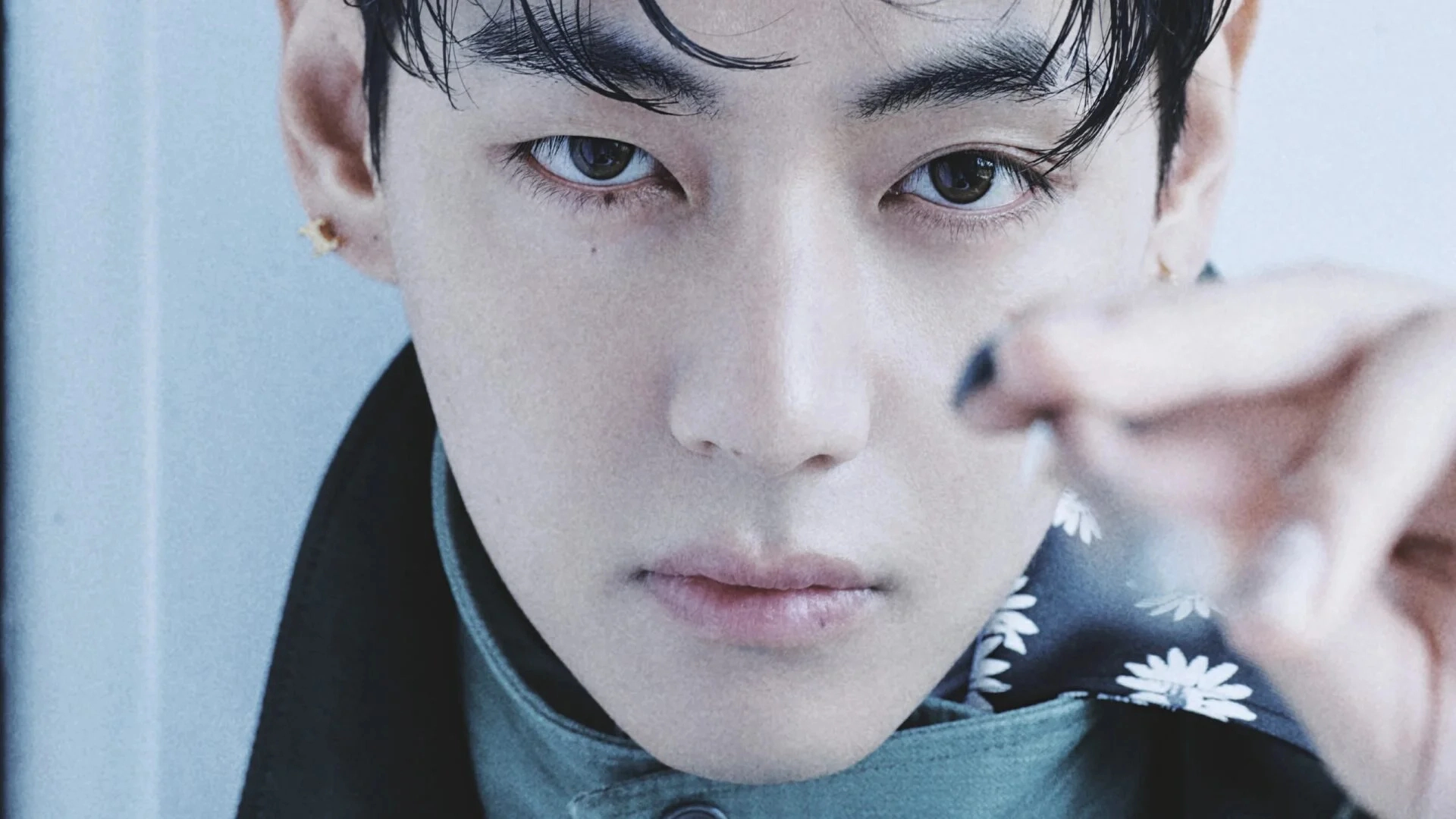 W코리아 Vol.9 커버를 장식한 뷔(V). W코리아 제공