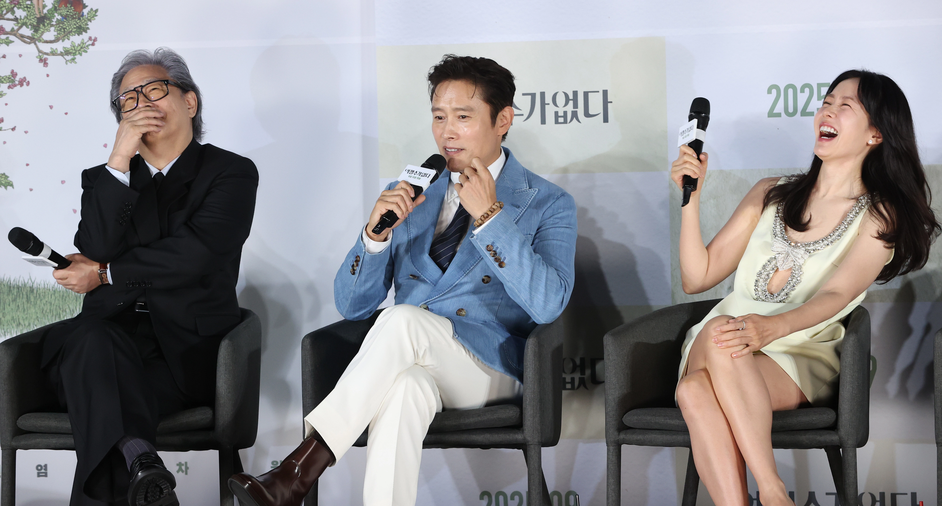 배우 이병헌이 19일 서울 용산구 CGV 용산아이파크몰에서 열린 영화 ‘어쩔수가없다’ 제작보고회에서 토크를 하고 있다. 왼쪽부터 박찬욱 감독, 이병헌, 손예진. 2025.8.19. 연합뉴스