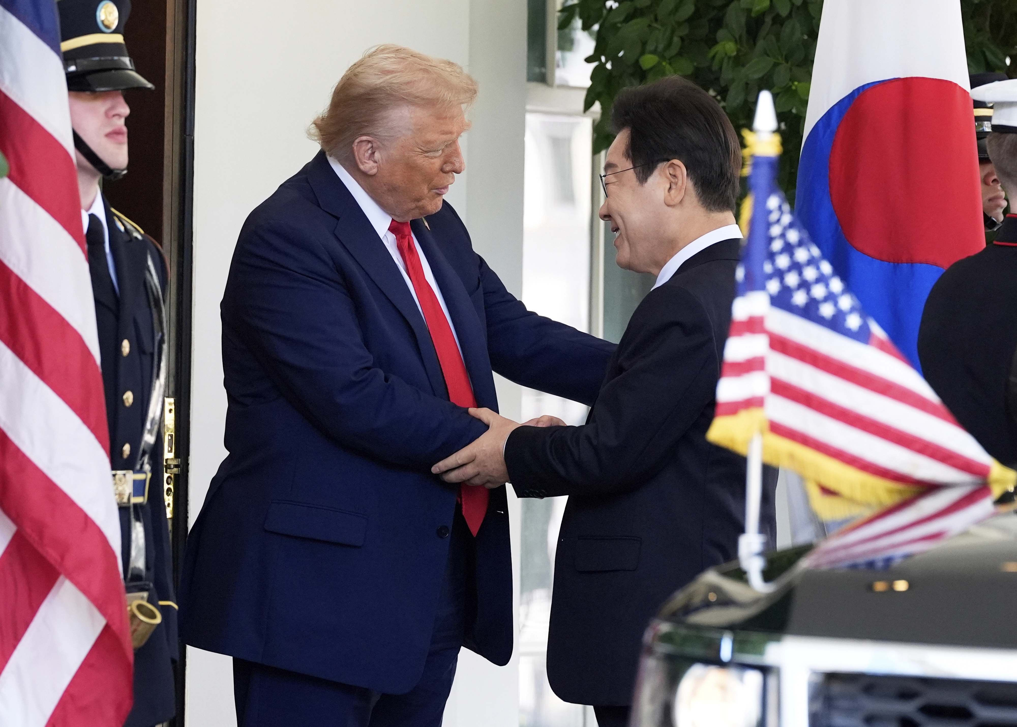 이재명 대통령과 도널드 트럼프 미국 대통령이 25일(현지 시간) 미국 워싱턴DC 백악관에서 한미 정상회담에 앞서 인사를 나누고 있다. AP/뉴시스