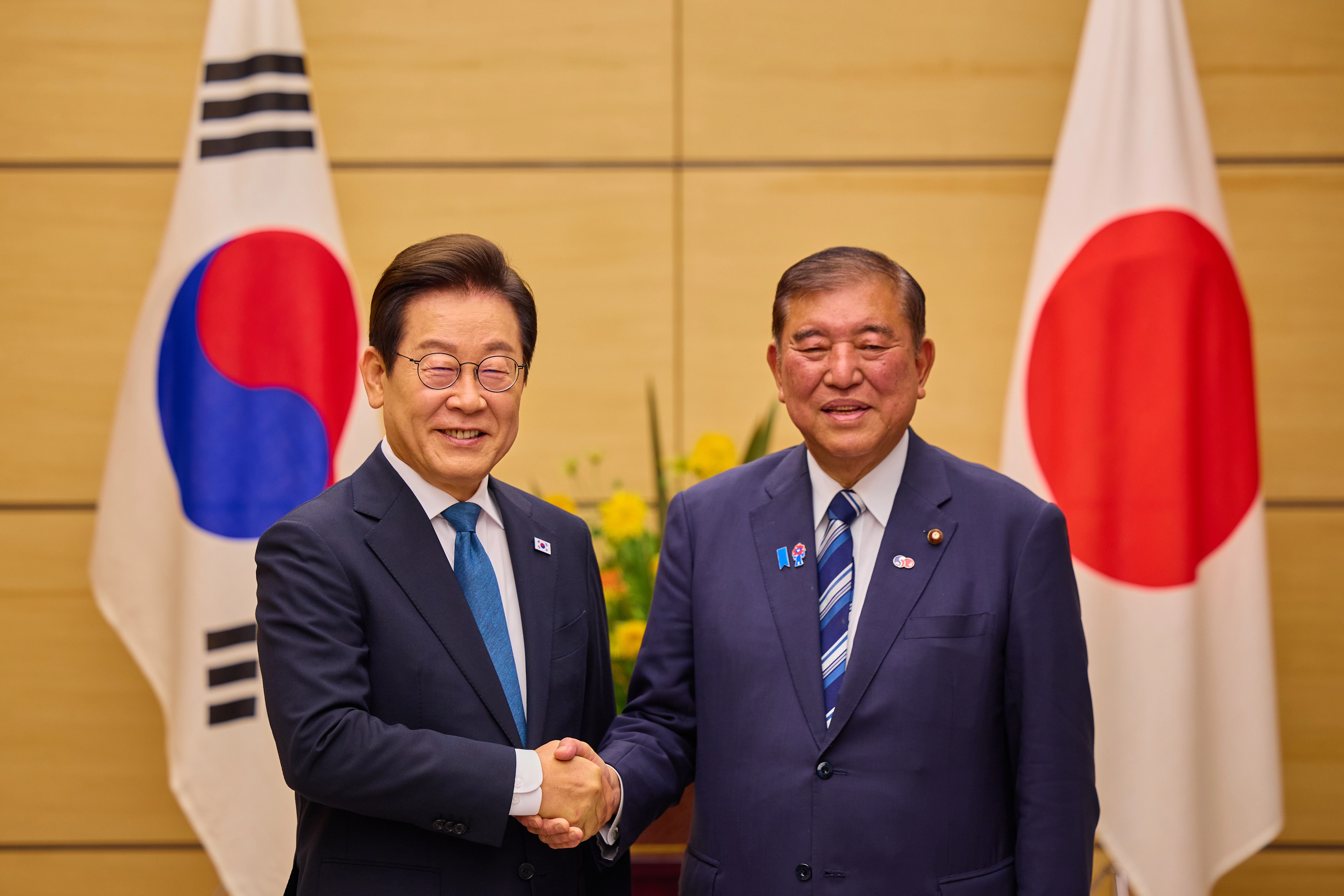 소인수회담 갖는 한일 정상  1박2일 일정으로 일본을 방문한 이재명 대통령이 23일 일본 도쿄 총리 관저에서 이시바 시게루 일본 총리와 한일 정상 소인수회담을 하며 악수하고 있다. 2025.8.24 공동취재. 연합뉴스