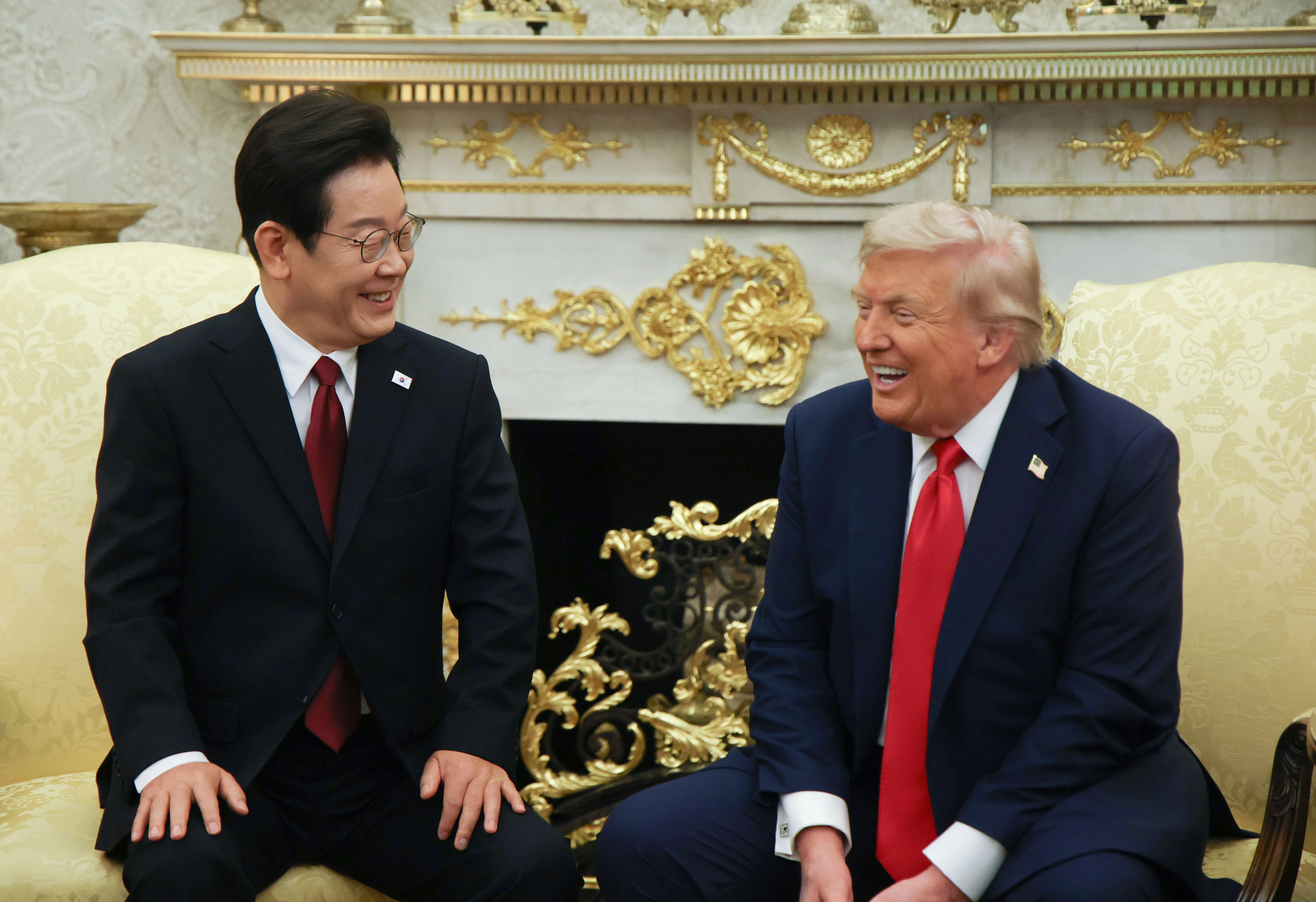함께 웃는 이재명 대통령과 트럼프 대통령  이재명 대통령이 25일(현지시간) 미국 워싱턴 DC 백악관 오벌오피스에서 도널드 트럼프 미국 대통령과 한미 정상회담을 하며 함께 웃고 있다.  2025.8.26 연합뉴스