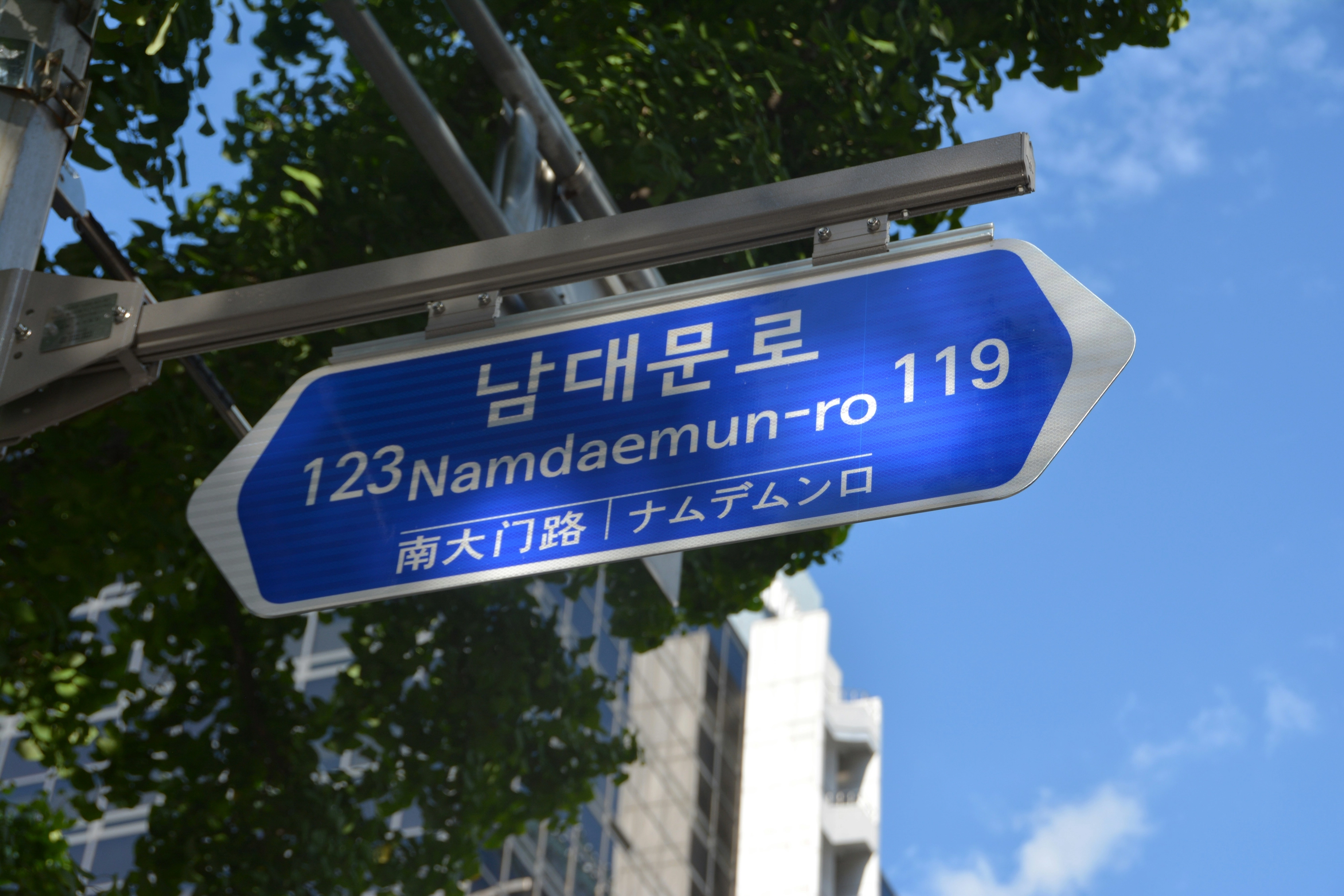 서울 중구 청계천 광교 앞에 설치된 도로명주소 안내판. 언스플래쉬