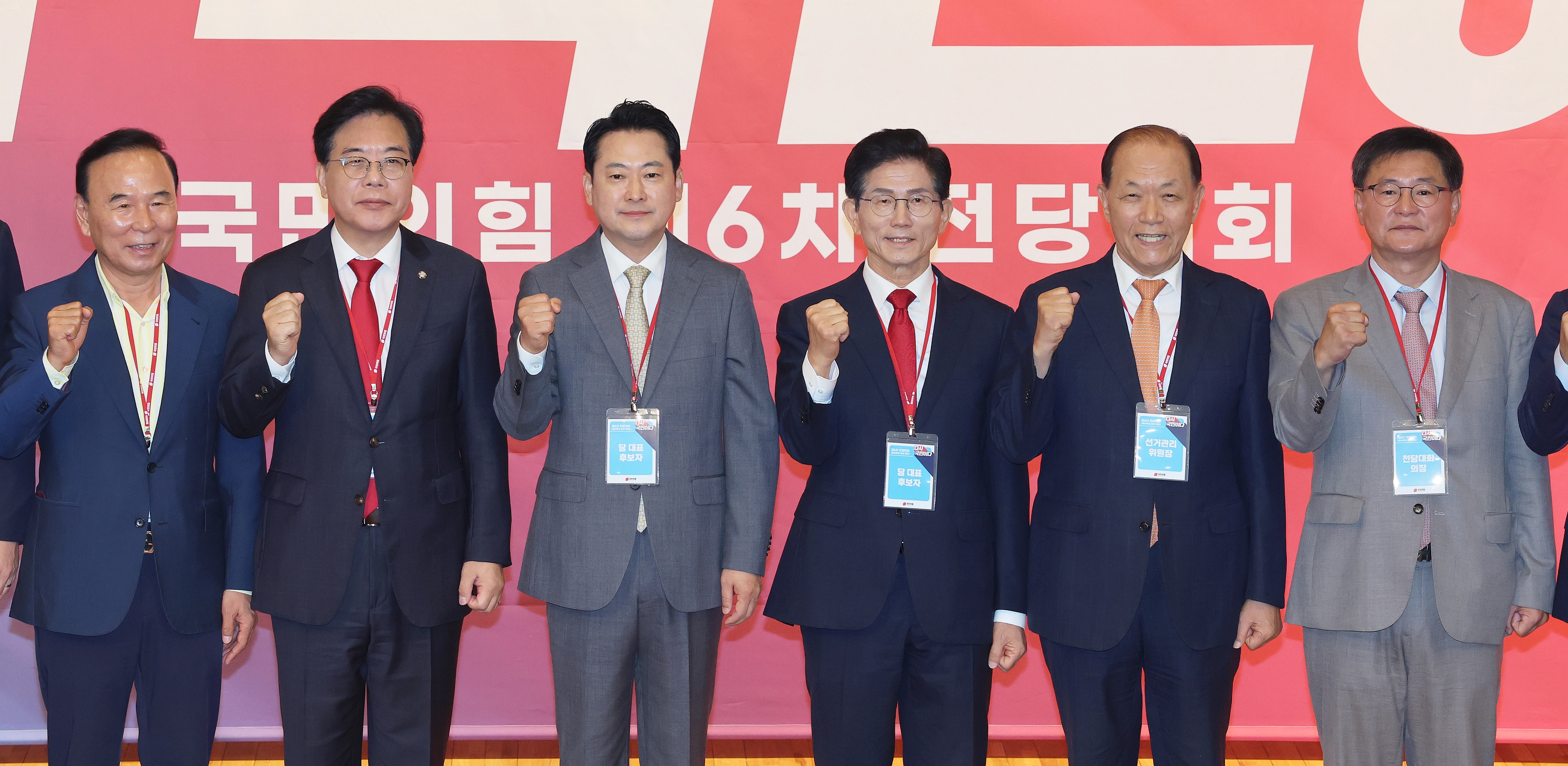 국민의힘 제6차 전당대회 결선  국민의힘 장동혁, 김문수 당 대표 후보가 26일 서울 여의도 국회도서관에서 열린 제6차 전당대회 결선에서 송언석 비상대책위원장 겸 원내대표를 비롯한 당 지도부와 함께 파이팅을 외치며 기념 촬영하고 있다. 국회사진기자단
