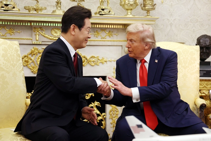이재명 대통령과 도널드 트럼프 미국 대통령이 25일(현지시간) 미국 워싱턴DC 백악관에서 정상회담을 하며 악수하고 있다. 워싱턴DC 연합뉴스