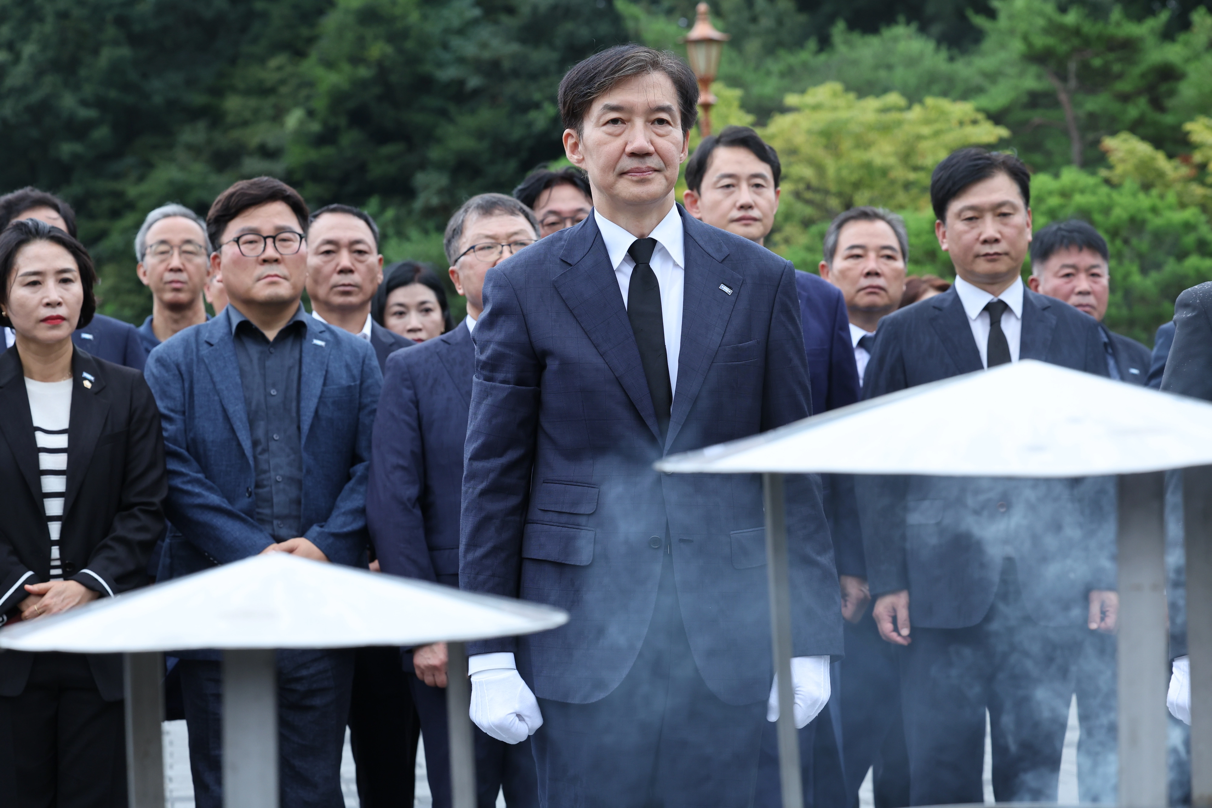조국 조국혁신당 혁신정책연구원장이 26일 광주 북구 국립5·18민주묘지를 찾아 오월 영령에 참배하고 있다. 2025.8.26 연합뉴스