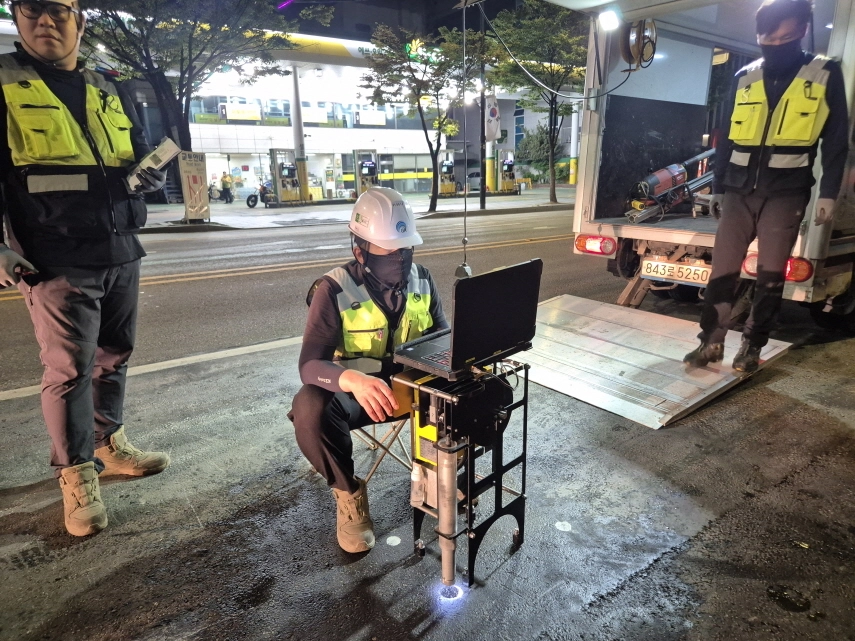서울시 관계자가 도시철도 공사장 주변에서 발견한 공동(빈 구멍)을 내시경으로 살피는 모습. 서울시 제공