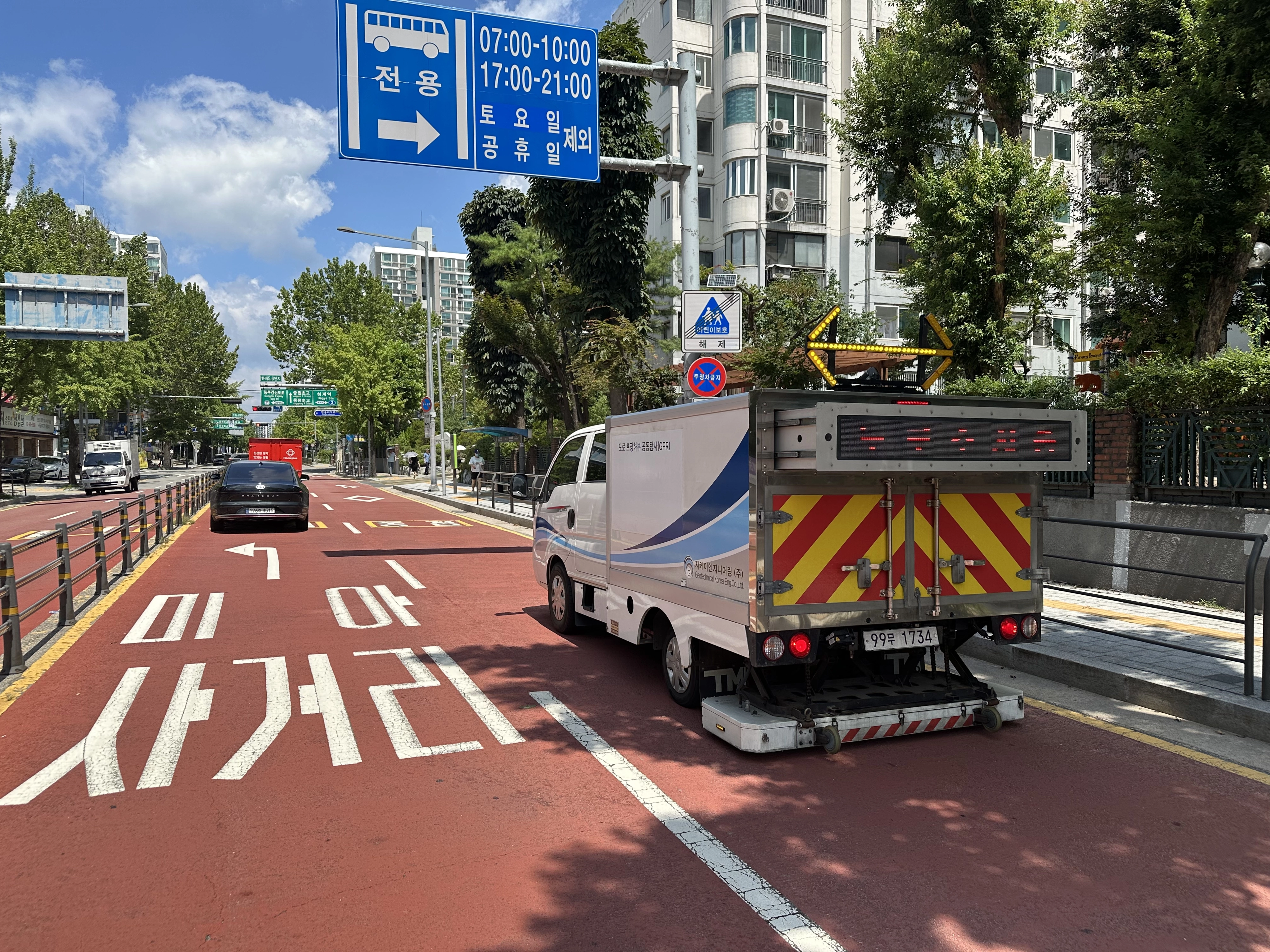 서울에 있는 한 도로에서 지표투과레이더(GPR) 탐사를 진행 중인 차량의 모습. 서울시 제공