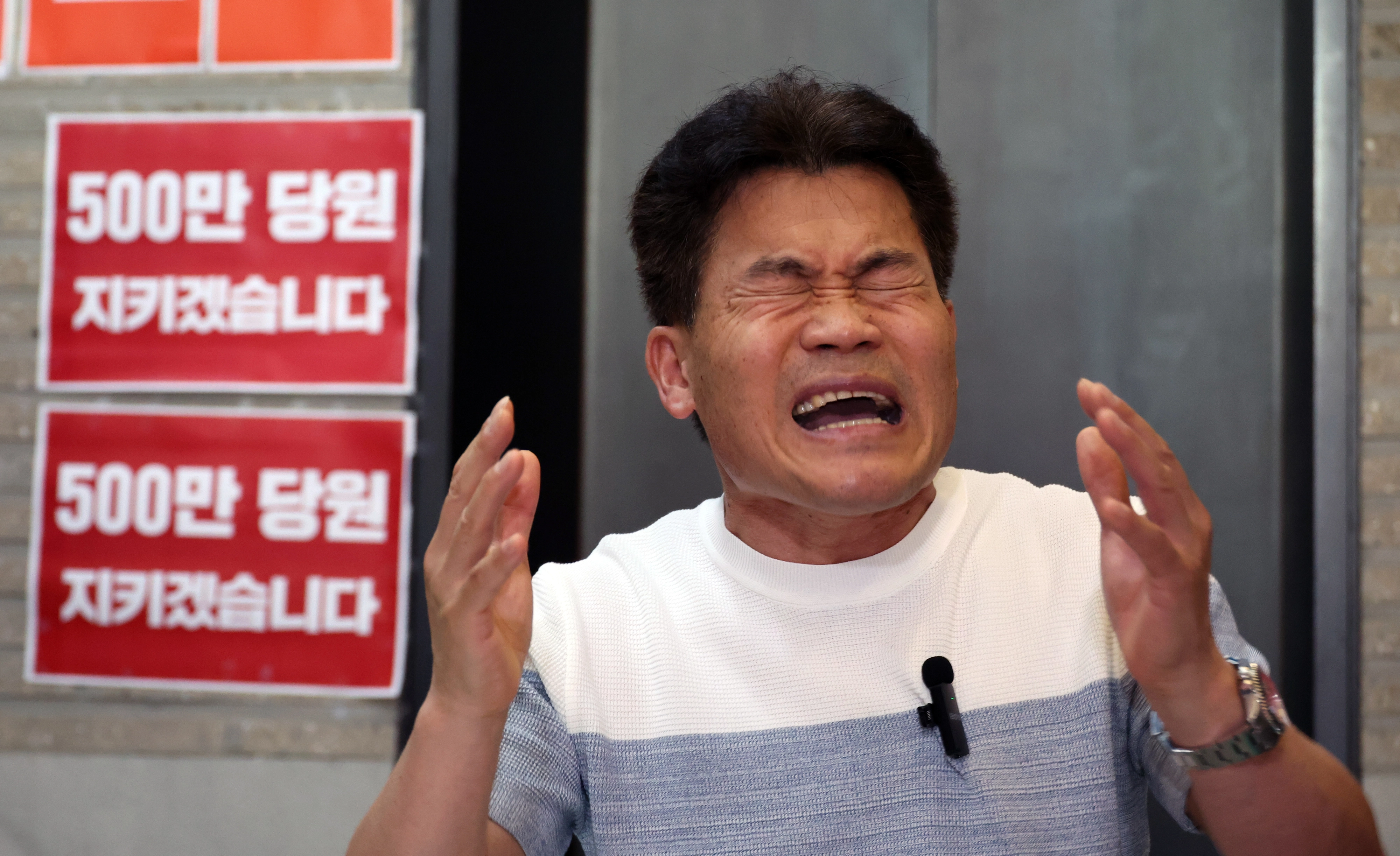 열변하는 전한길  전한길 전 한국사 강사가 18일 서울 여의도 국민의힘 당사에서 특검의 당원 명부 압수수색 시도를 규탄하는 농성을 이어가고 있는 김문수 당대표 후보를 찾아 발언을 하고 있다. 2025.08.18. 뉴시스