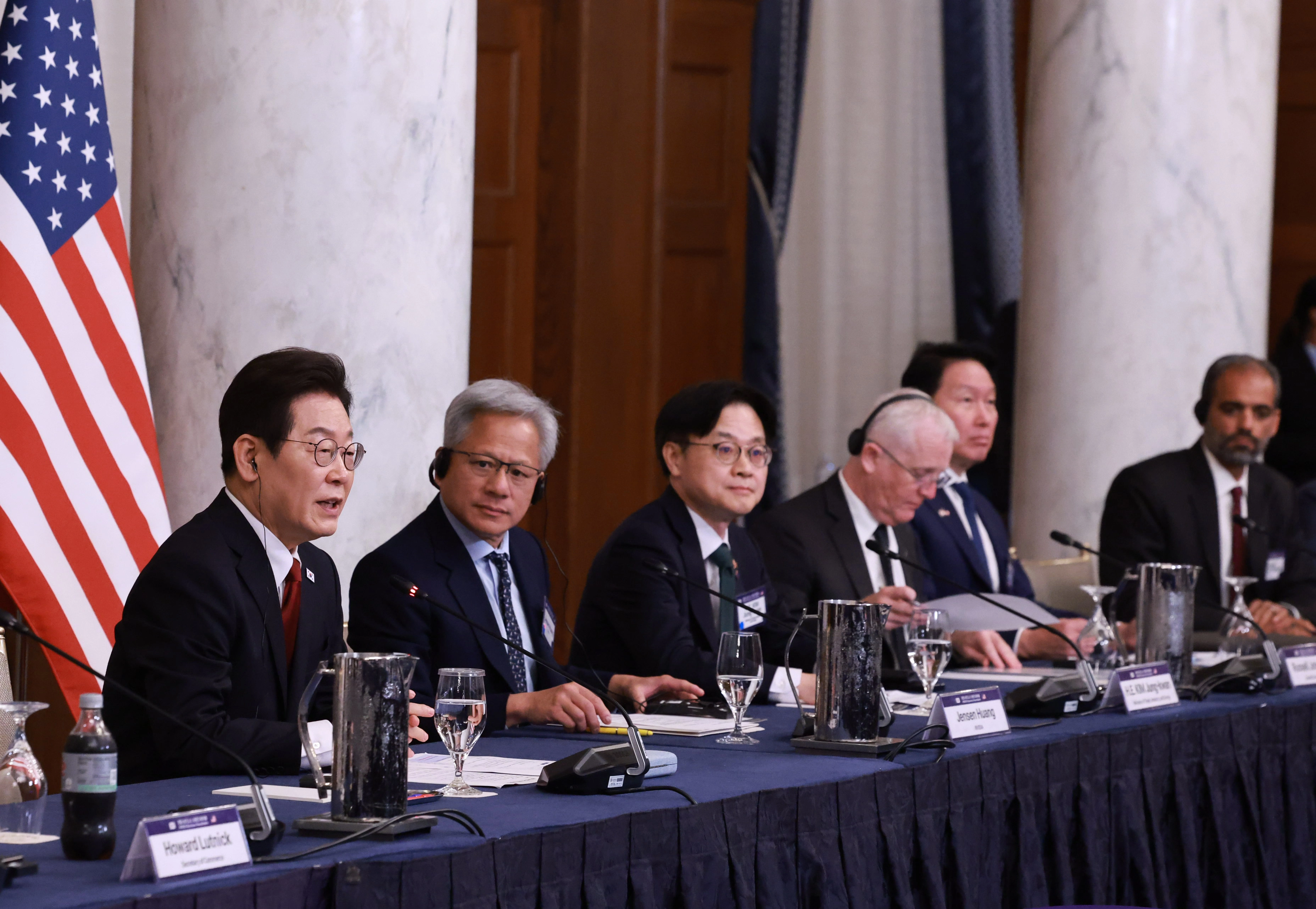 이재명 대통령, 한미 비즈니스 라운드 테이블 연설  이재명 대통령이 25일(현지시간) 미국 워싱턴DC 윌라드 호텔에서 열린 한미 비즈니스 라운드 테이블에서 기조연설을 하고 있다. 왼쪽부터 이 대통령, 젠슨 황 엔비디아 최고경영장, 김정관 산자부 장관. 2025.8.26 연합뉴스