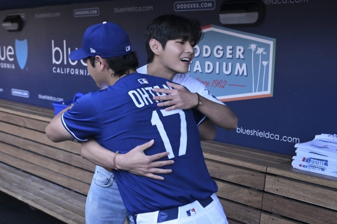 방탄소년단(BTS)의 뷔(왼쪽)가 25일(현지 시간) 미 캘리포니아주 로스앤젤레스의 다저 스타디움에서 LA 다저스 오타니 쇼헤이와 인사를 나누고 있다. 뷔는 이날 LA 다저스와 신시내티 레즈의 경기에 앞서 시구한다. 2025.08.26. 뉴시스