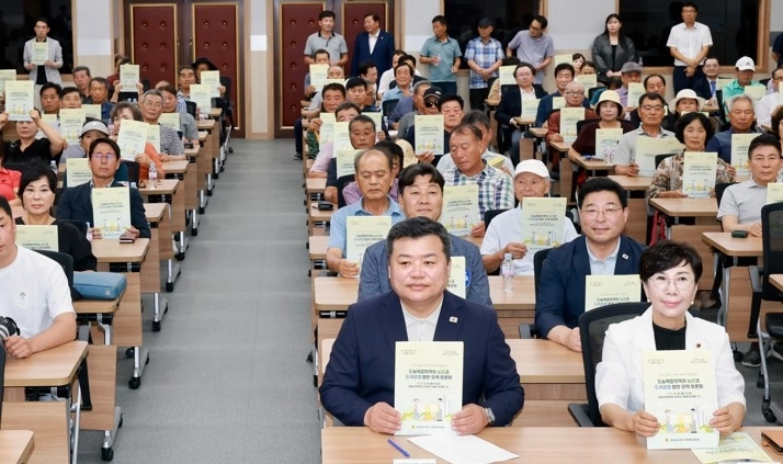 토론회 참석자들이 ‘도농복합지역 농촌 차별 해소와 제도 개선 촉구 성명서’를 들고 있다.